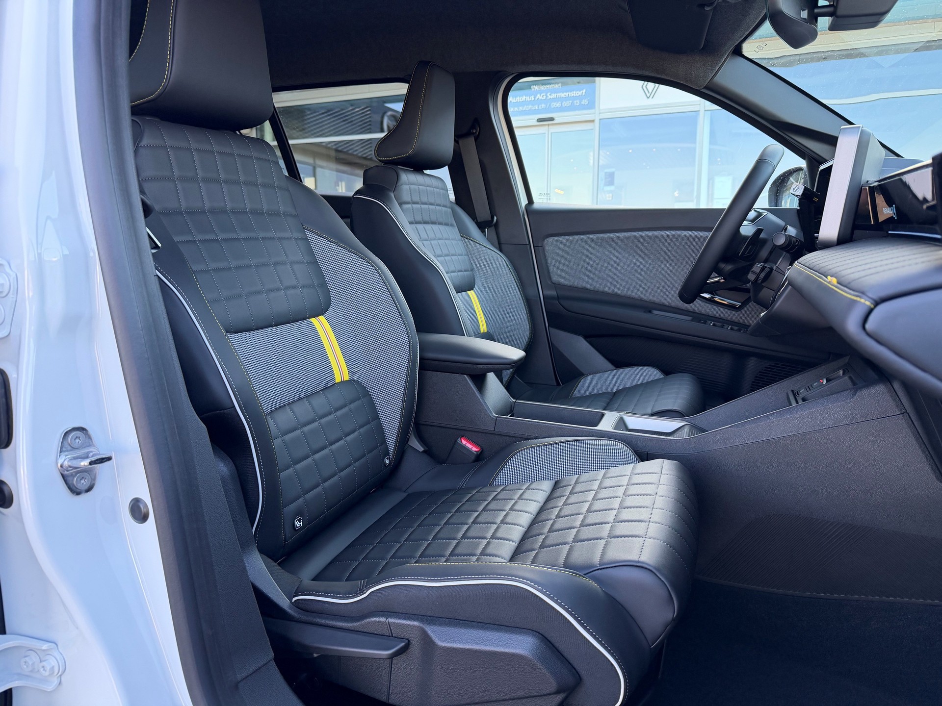 RENAULT R4 E-Tech Comfort Range 52 kWh Iconic-image-7