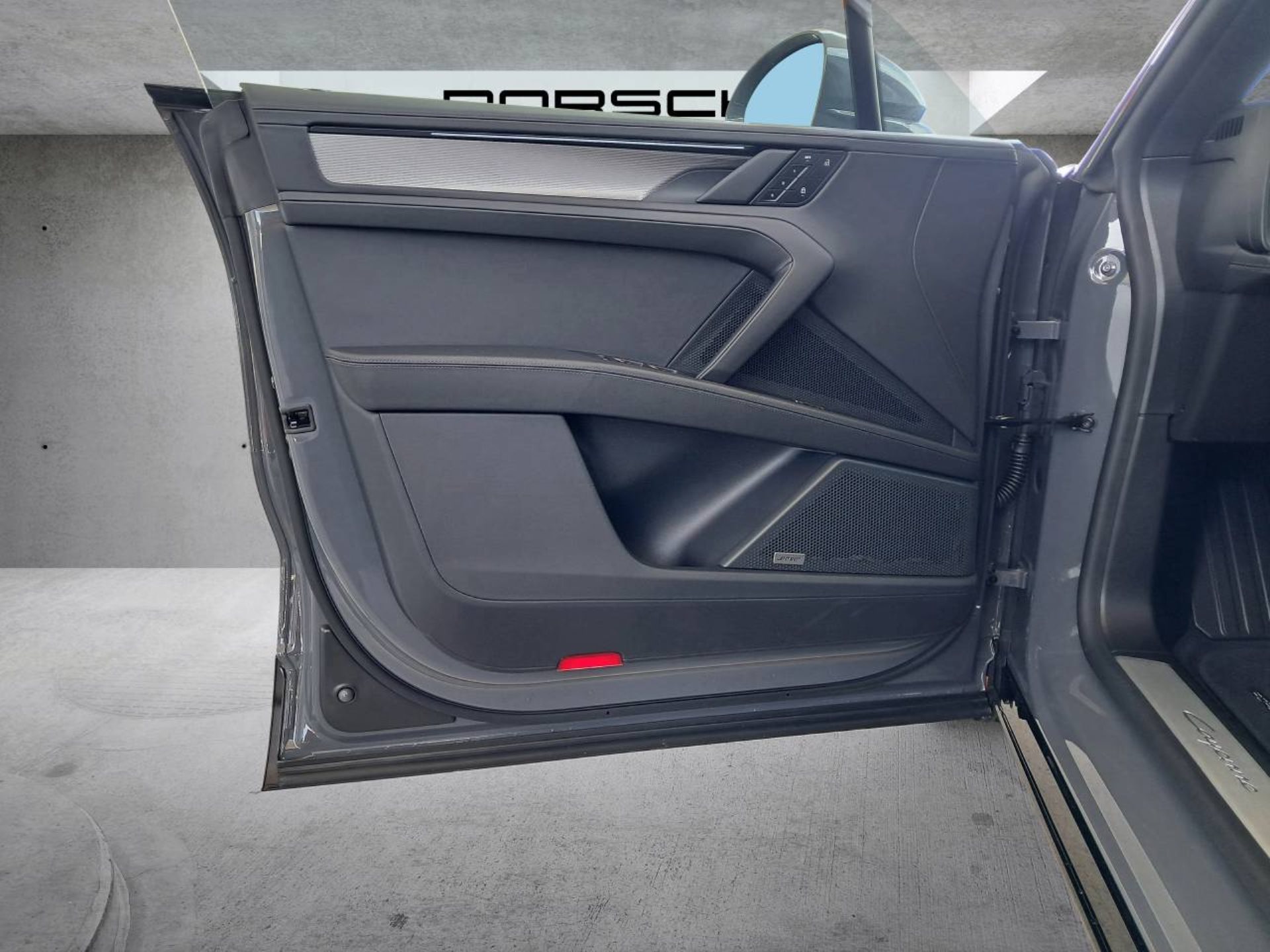 PORSCHE Cayenne Electric-image-23