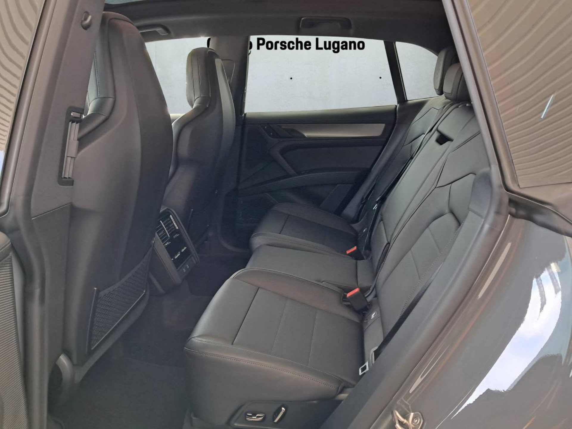 PORSCHE Cayenne Electric-image-17