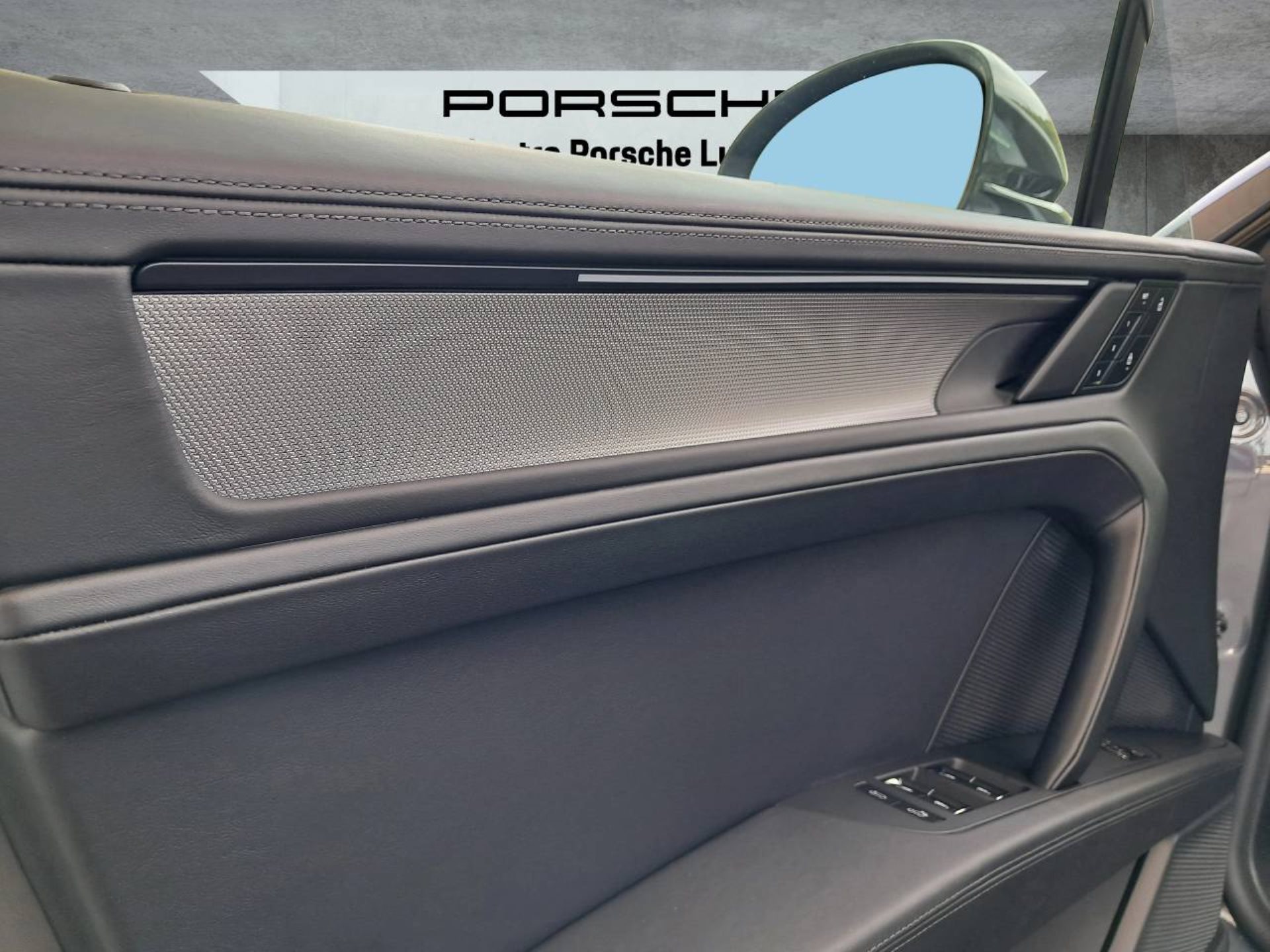 PORSCHE Cayenne Electric-image-29