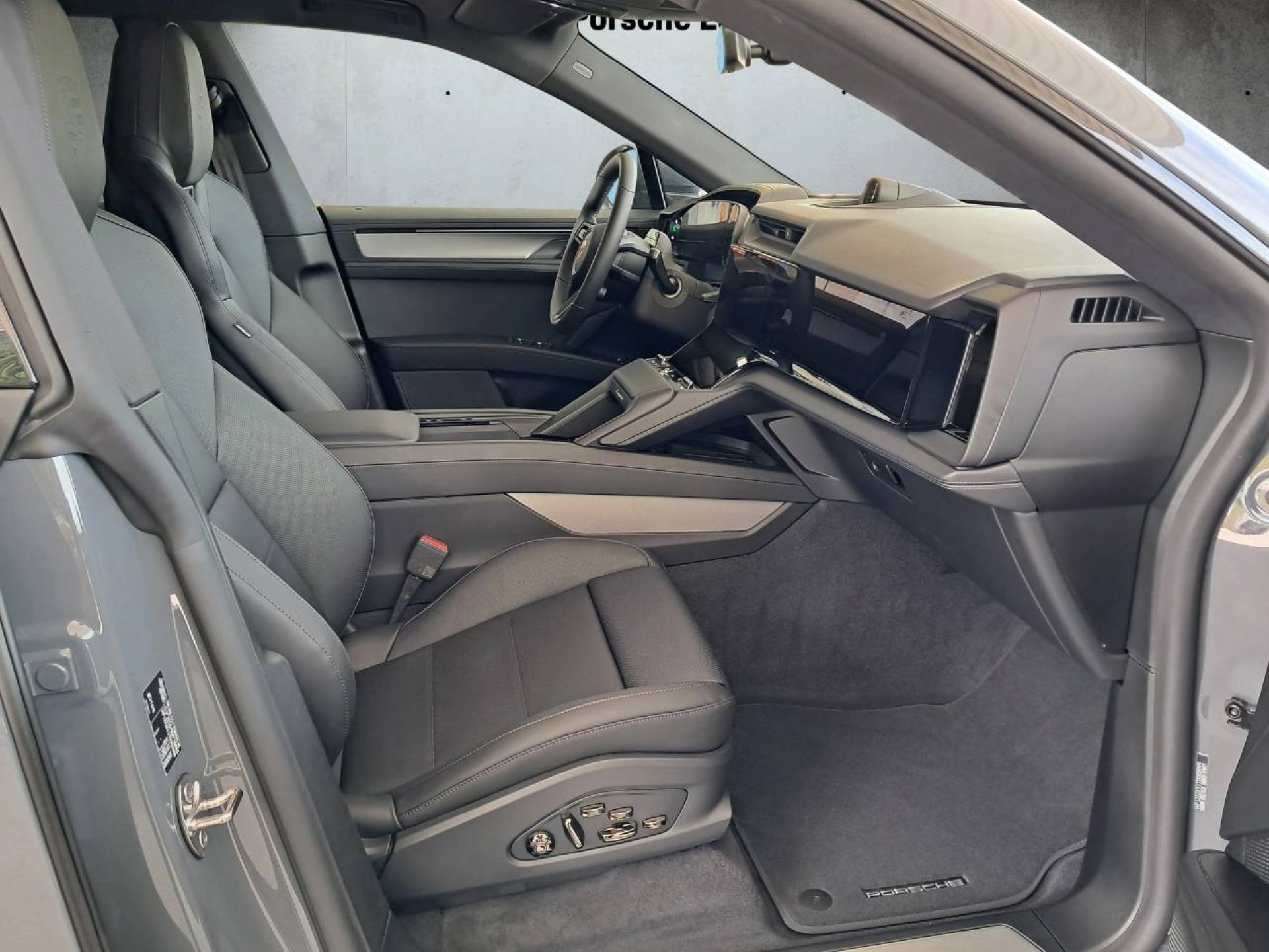 PORSCHE Cayenne Electric-image-13