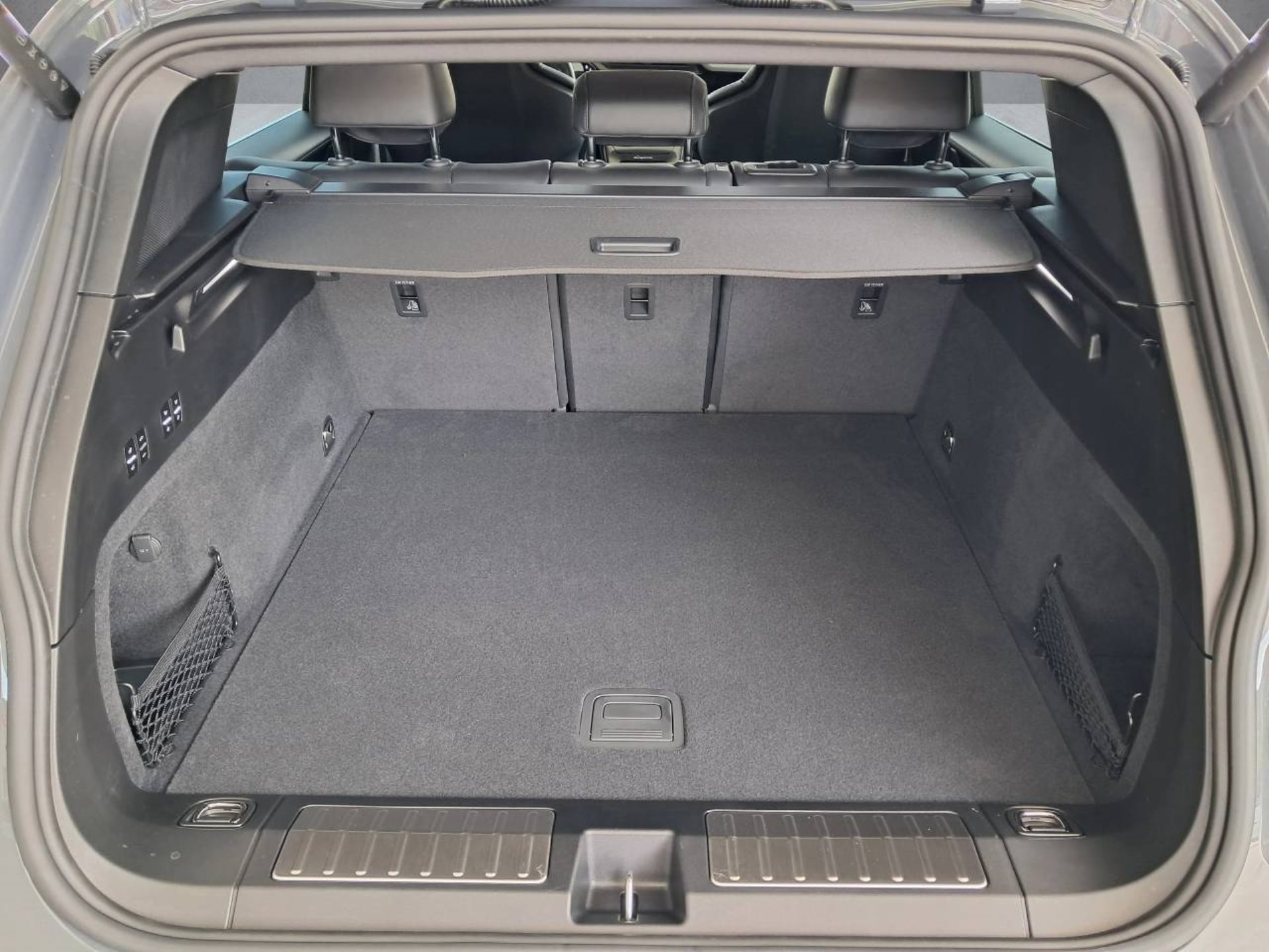 PORSCHE Cayenne Electric-image-24