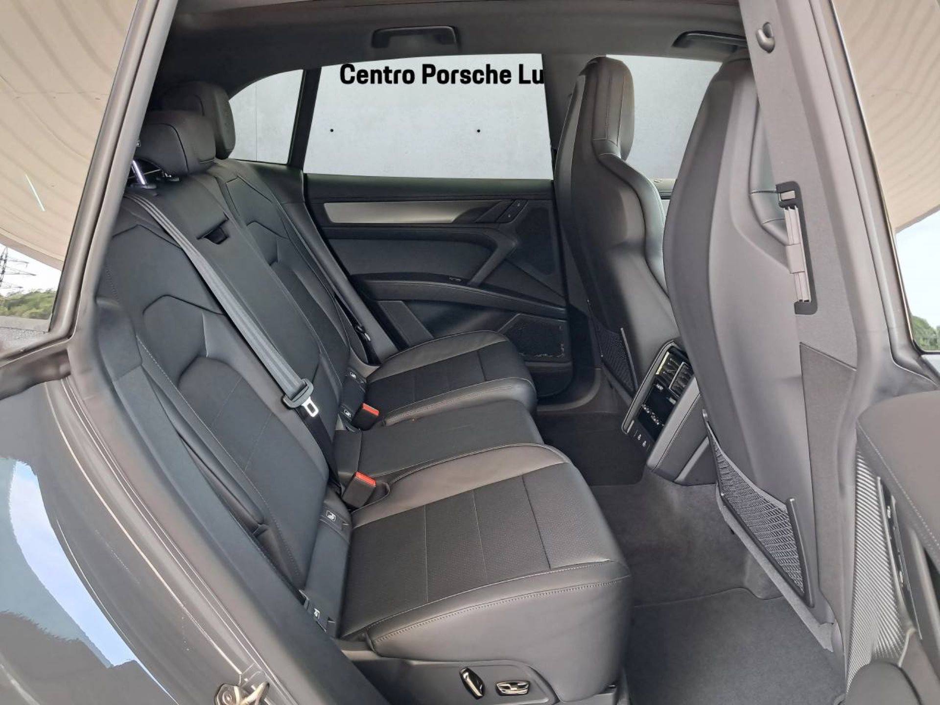 PORSCHE Cayenne Electric-image-18