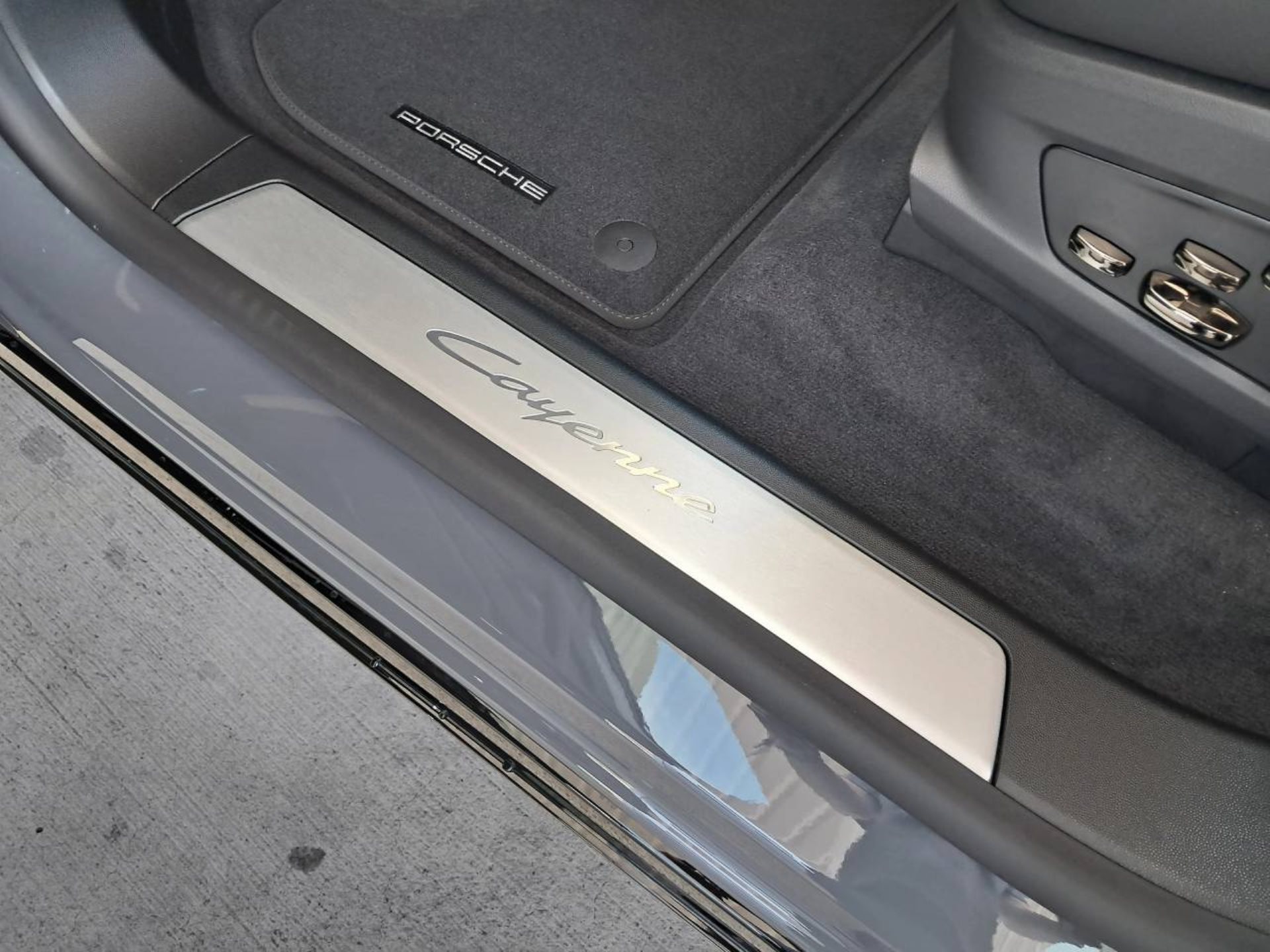 PORSCHE Cayenne Electric-image-25