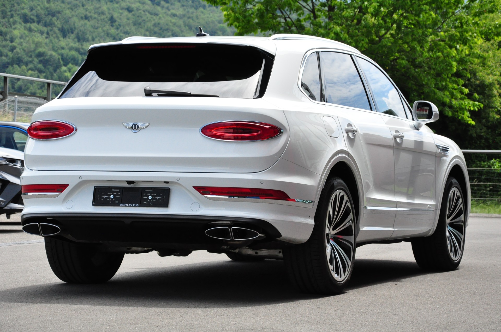 BENTLEY Bentayga Azure-image-6