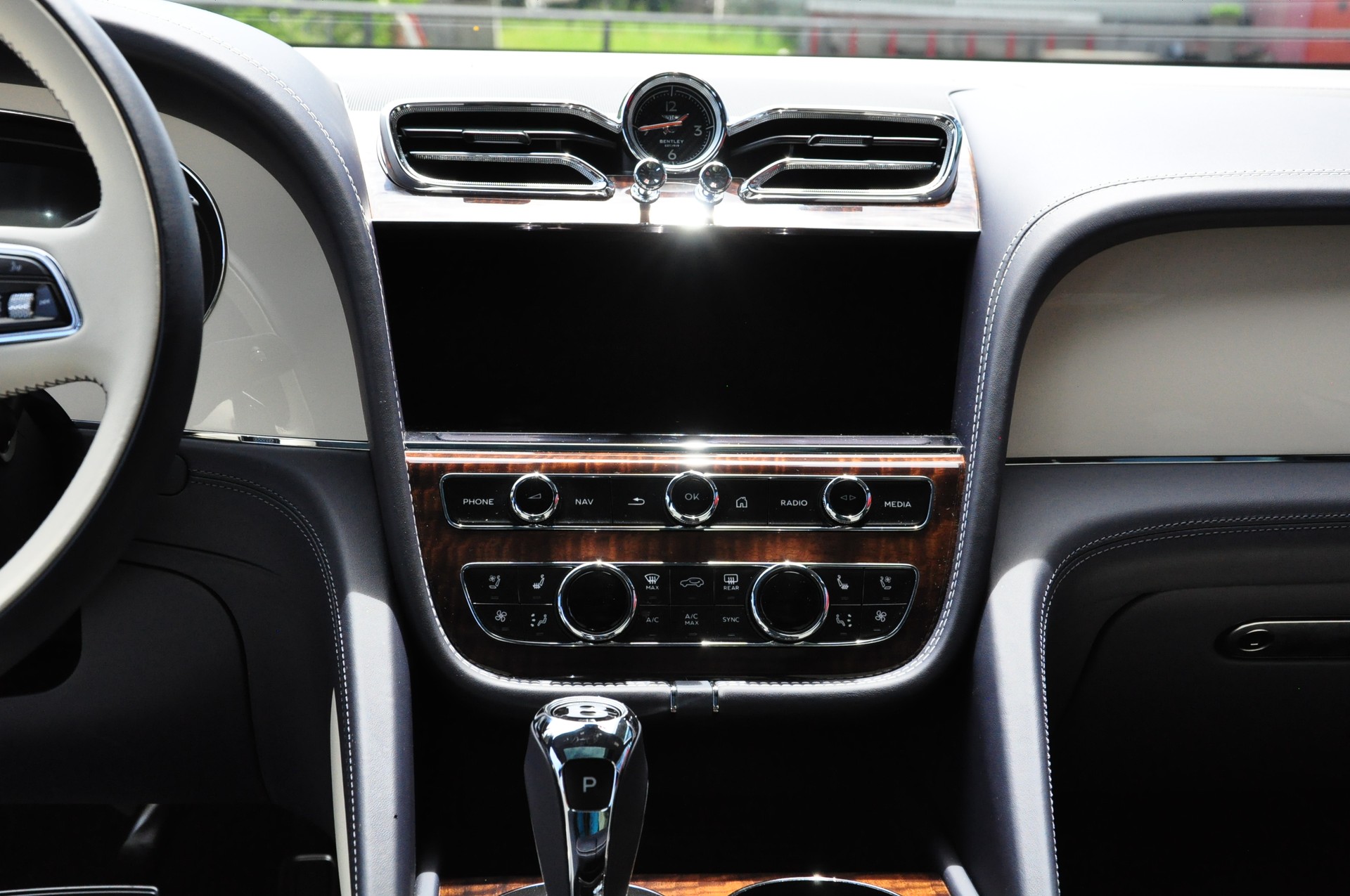 BENTLEY Bentayga Azure-image-12