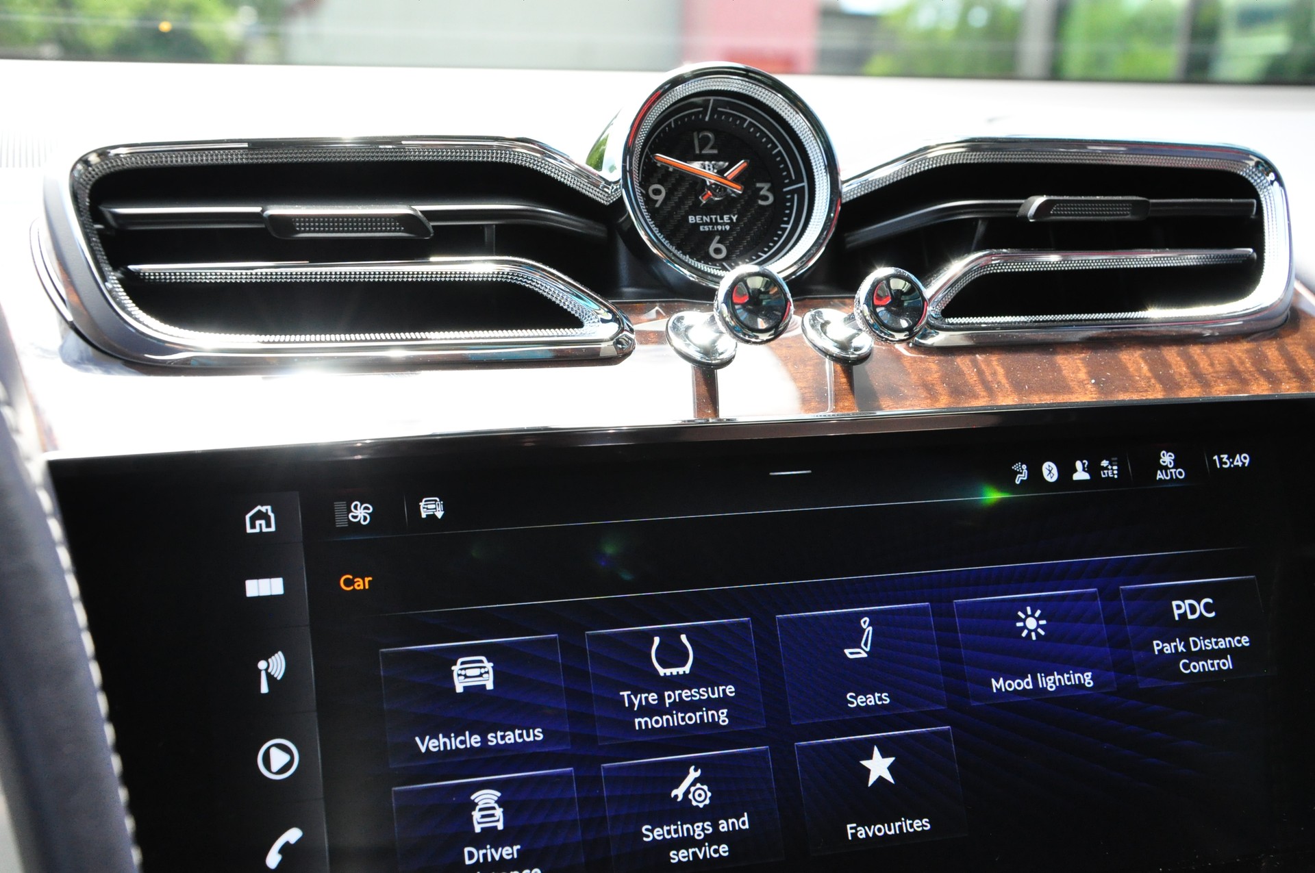 BENTLEY Bentayga Azure-image-15