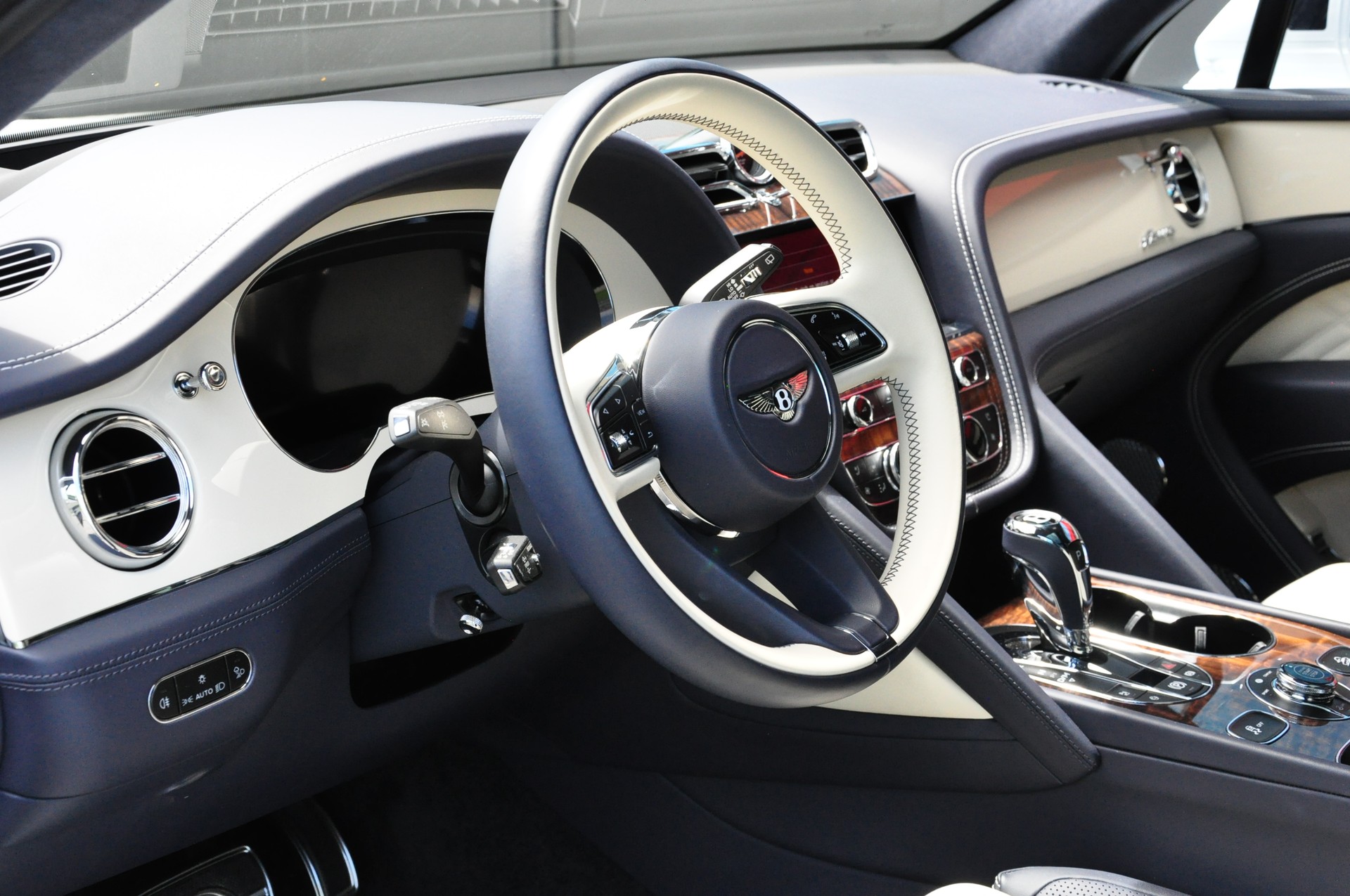 BENTLEY Bentayga Azure-image-9