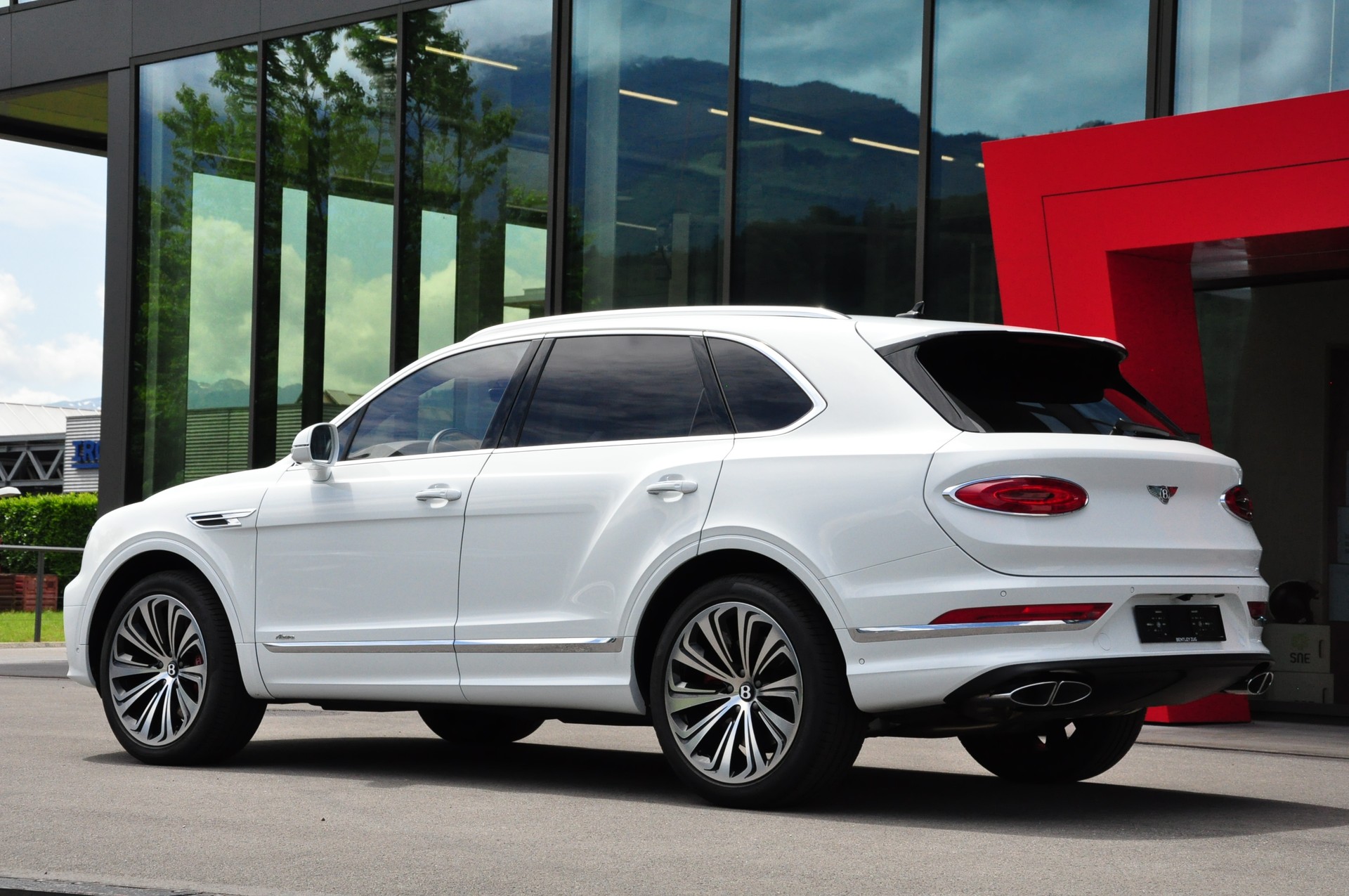 BENTLEY Bentayga Azure-image-4