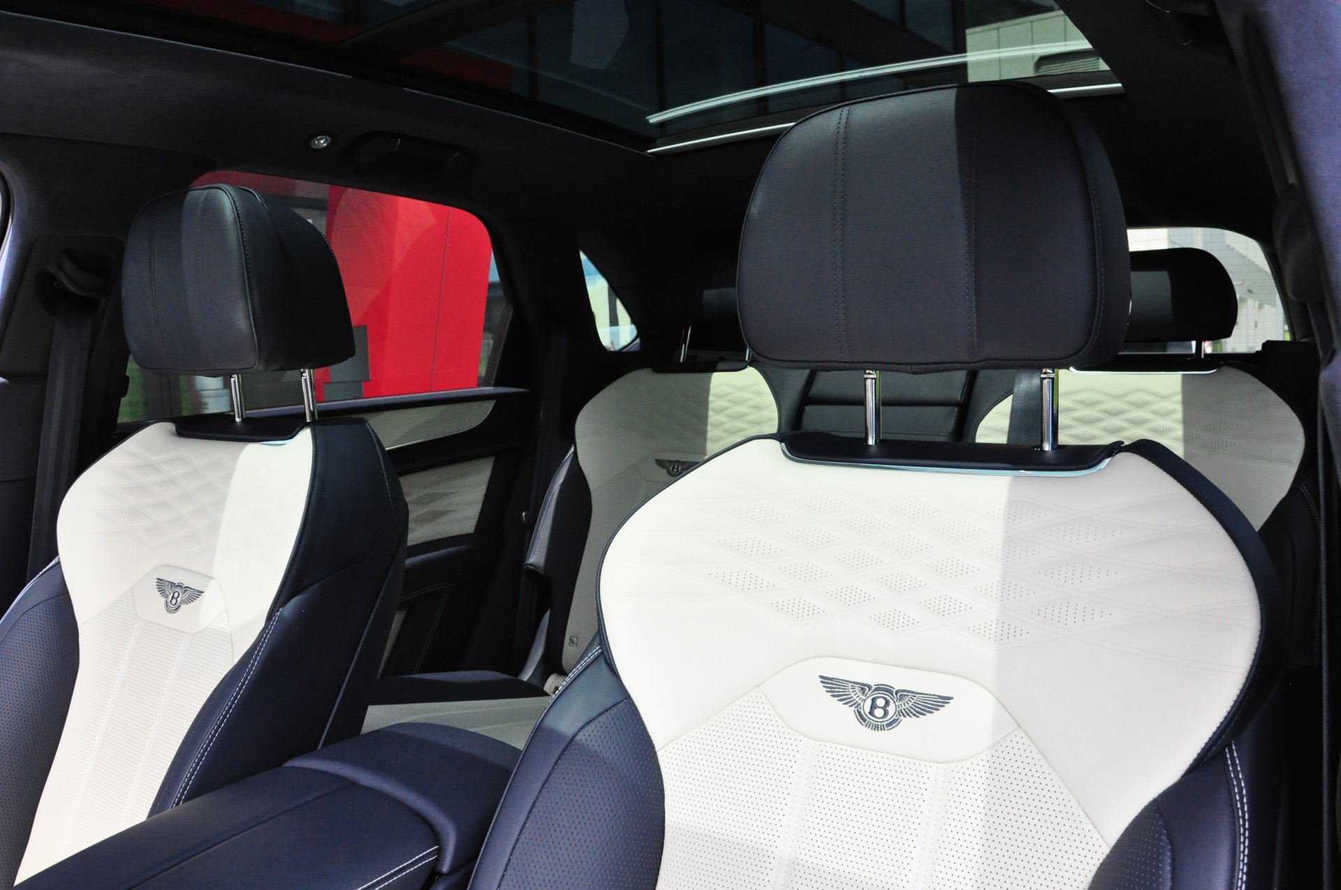 BENTLEY Bentayga Azure-image-13