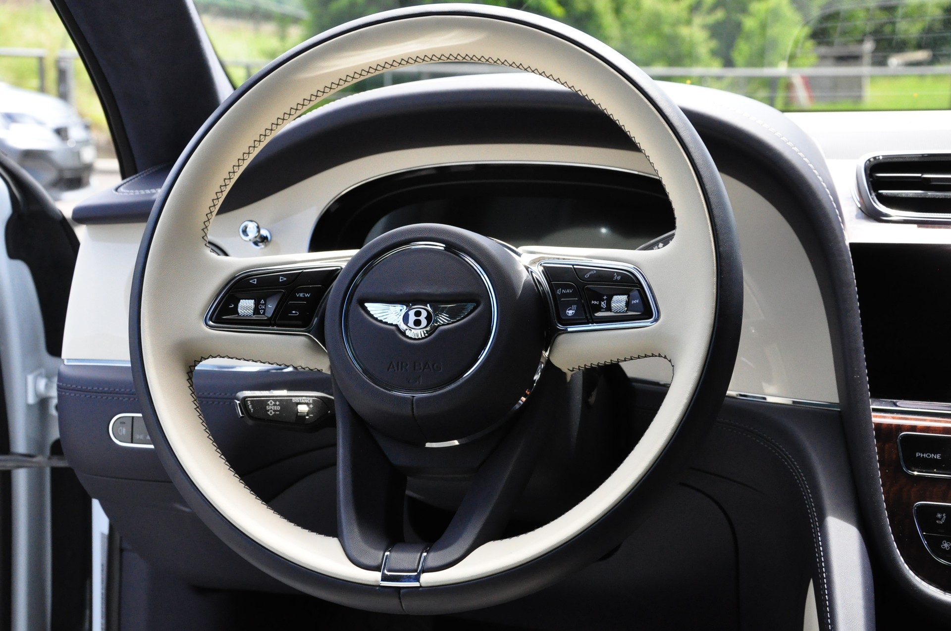 BENTLEY Bentayga Azure-image-11
