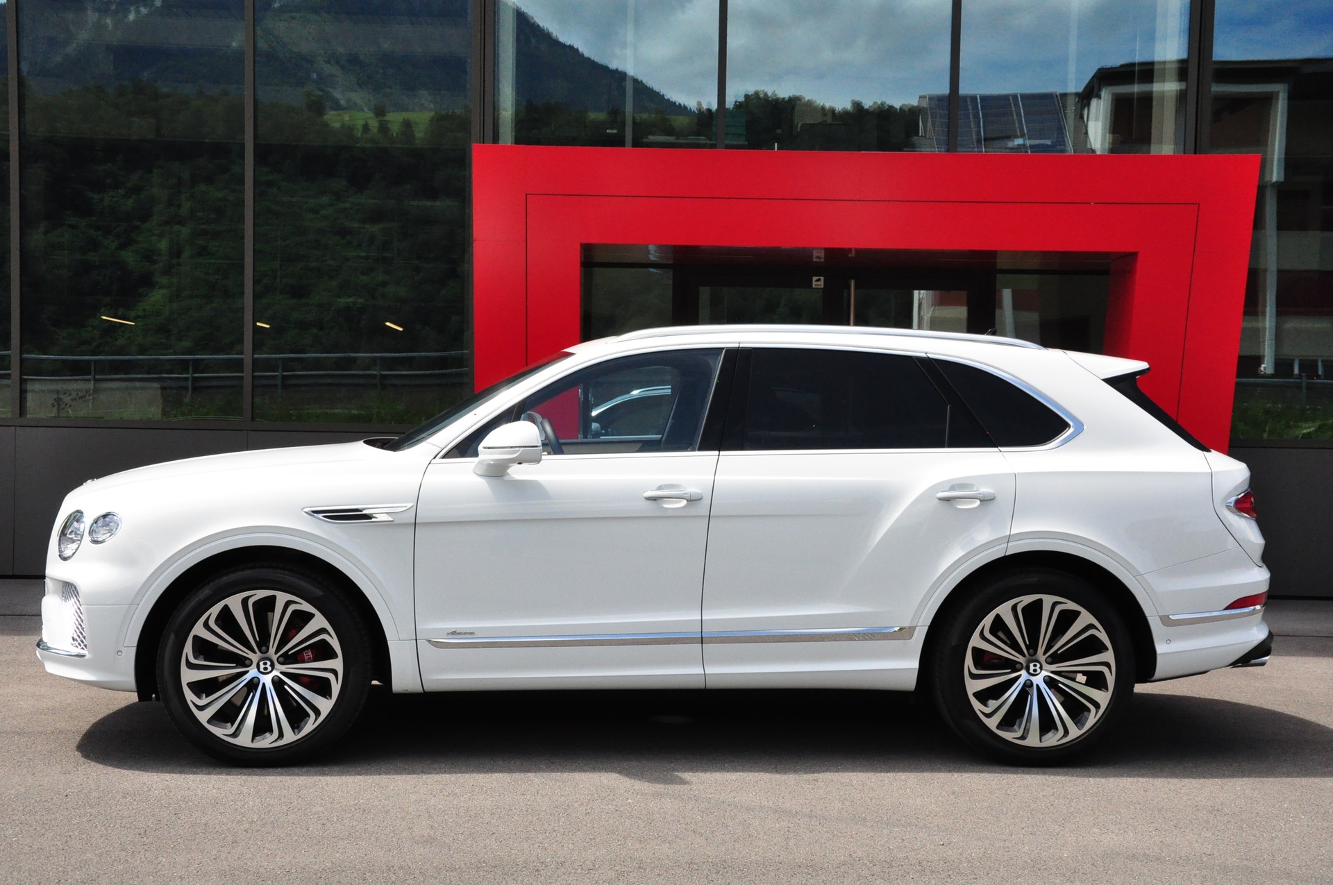 BENTLEY Bentayga Azure-image-0