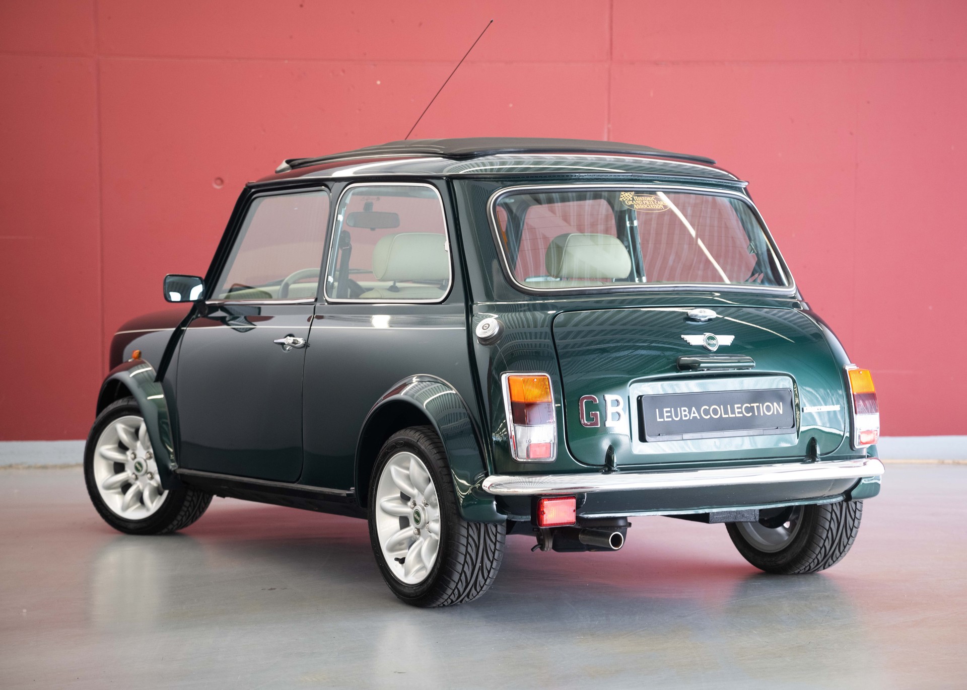 MINI 1.3i Knightsbridge (1st hand Swiss car, as new, certified very low mileage, sunroof, collector item)-showroom-element-1