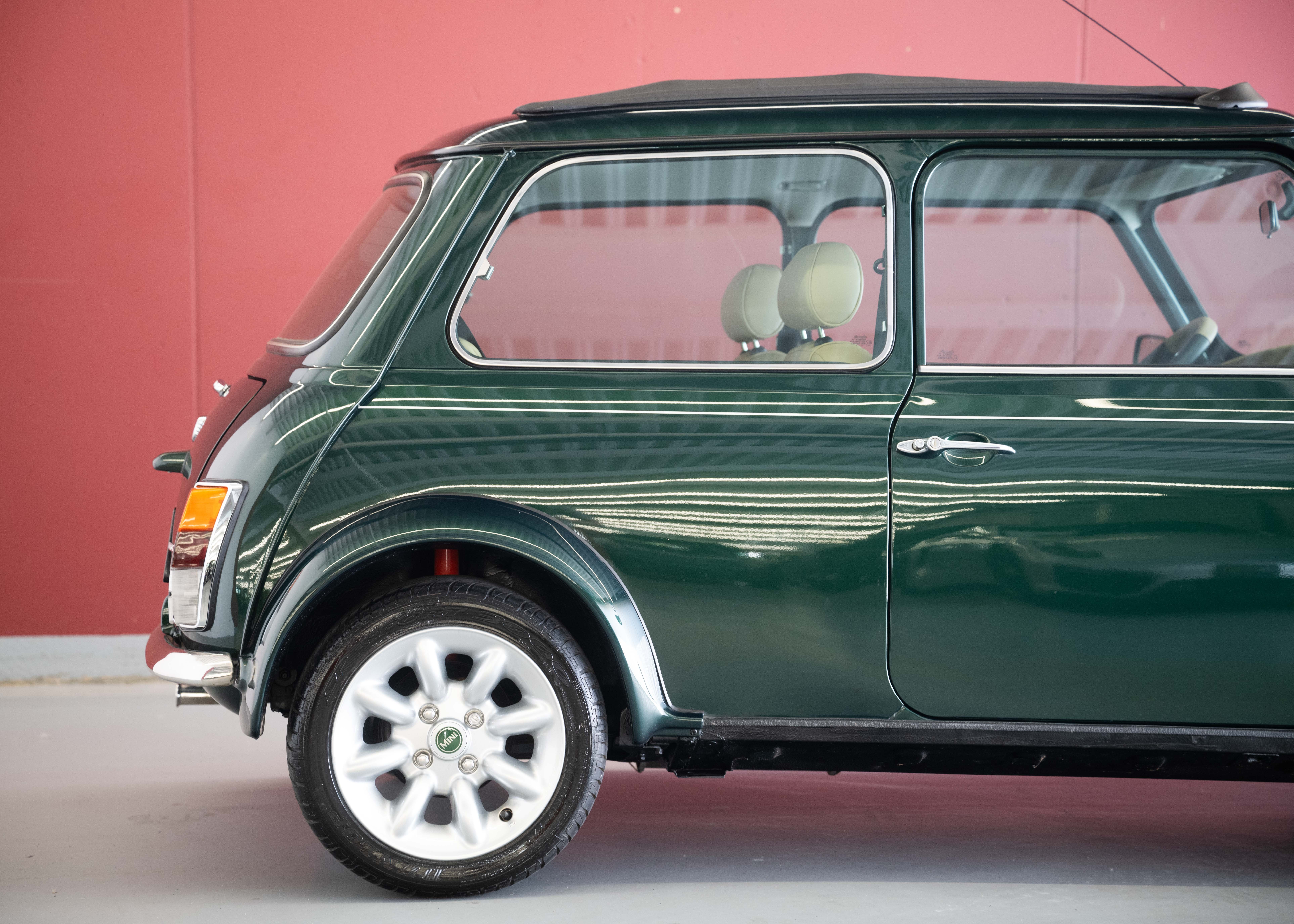 Image MINI MINI 1.3i Knightsbridge (1st hand Swiss car, as new, certified very low mileage, sunroof, collector item)