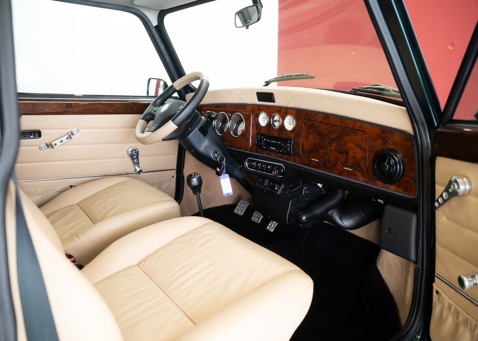 MINI 1.3i Knightsbridge (1st hand Swiss car, as new, certified very low mileage, sunroof, collector item)-image-19