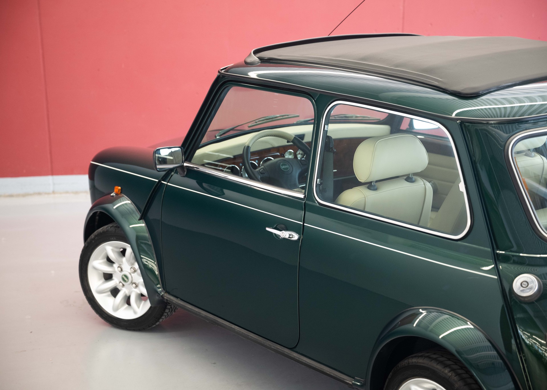 MINI 1.3i Knightsbridge (1st hand Swiss car, as new, certified very low mileage, sunroof, collector item)-image-11