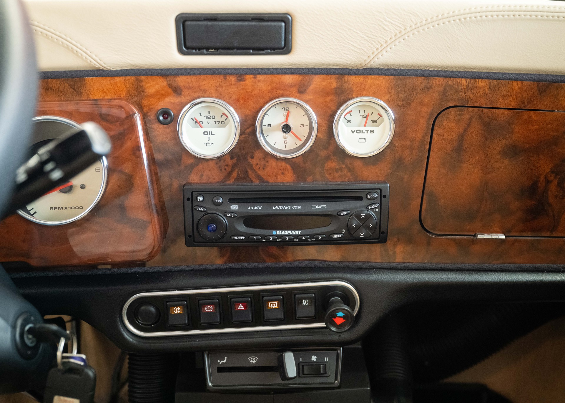 MINI 1.3i Knightsbridge (1st hand Swiss car, as new, certified very low mileage, sunroof, collector item)-image-28