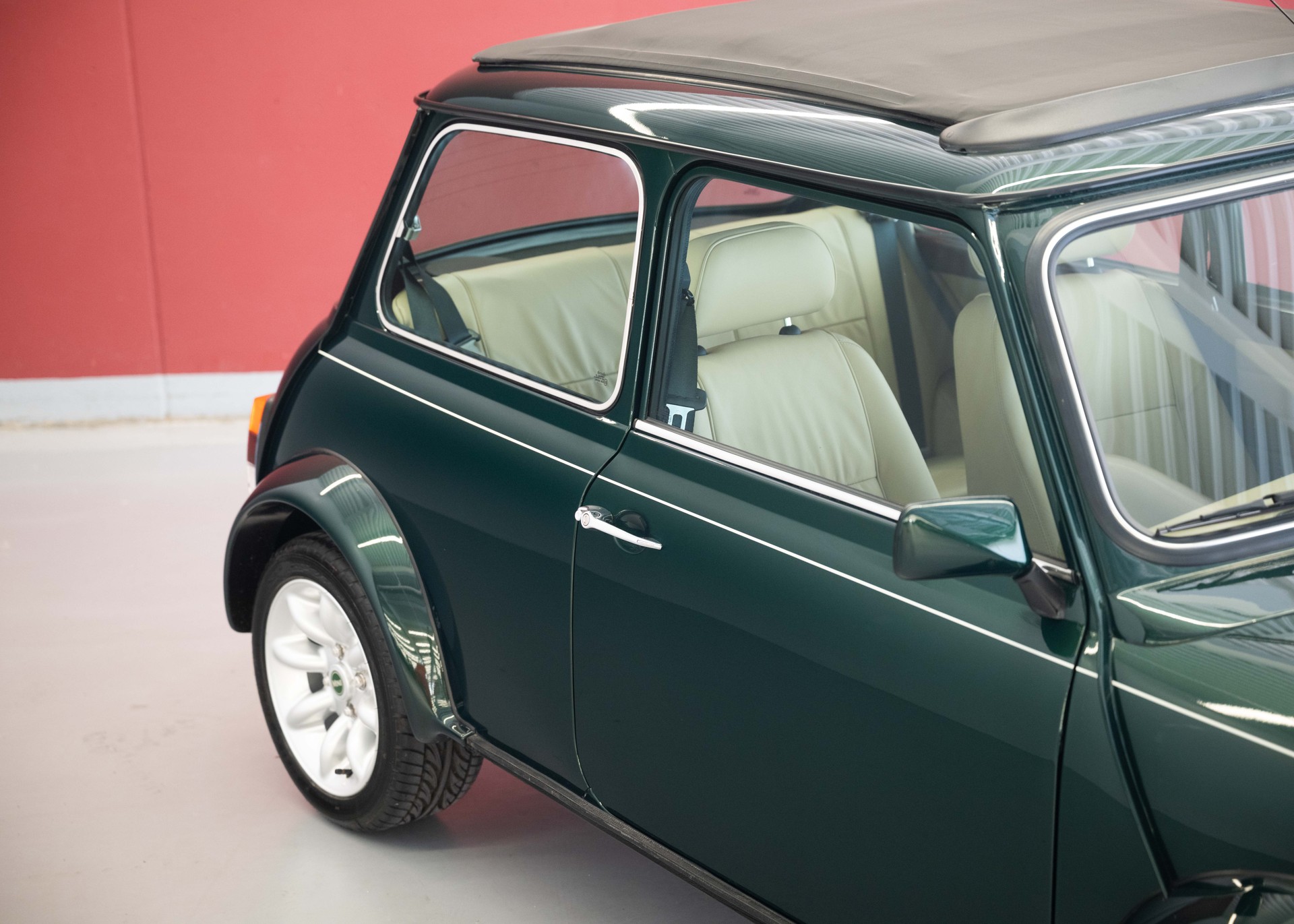 MINI 1.3i Knightsbridge (1st hand Swiss car, as new, certified very low mileage, sunroof, collector item)-image-12