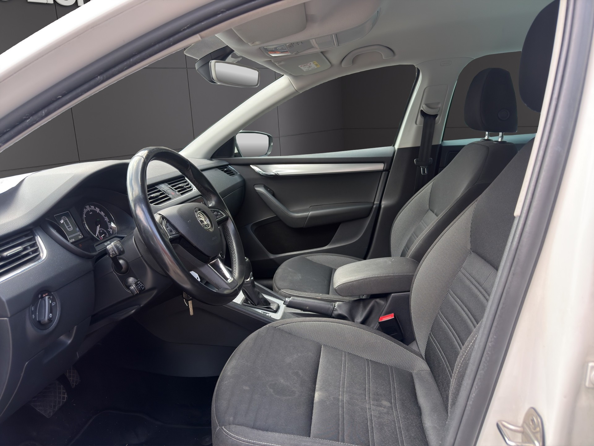 SKODA Octavia Combi 2.0 TDI Scout 4x4 DSG-image-9