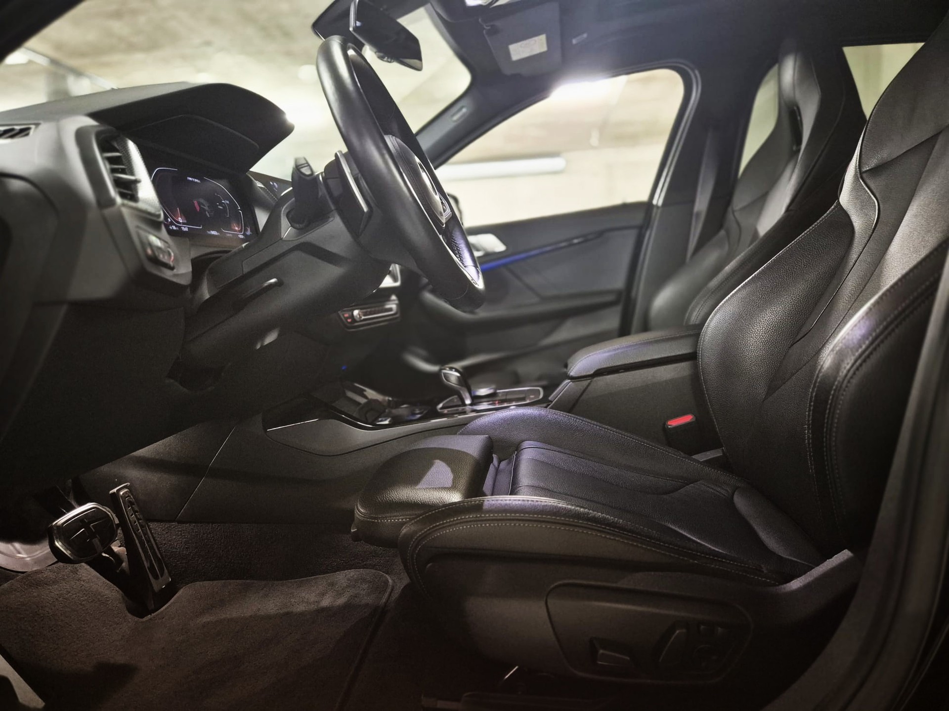 BMW M135i xDrive Steptronic-image-10