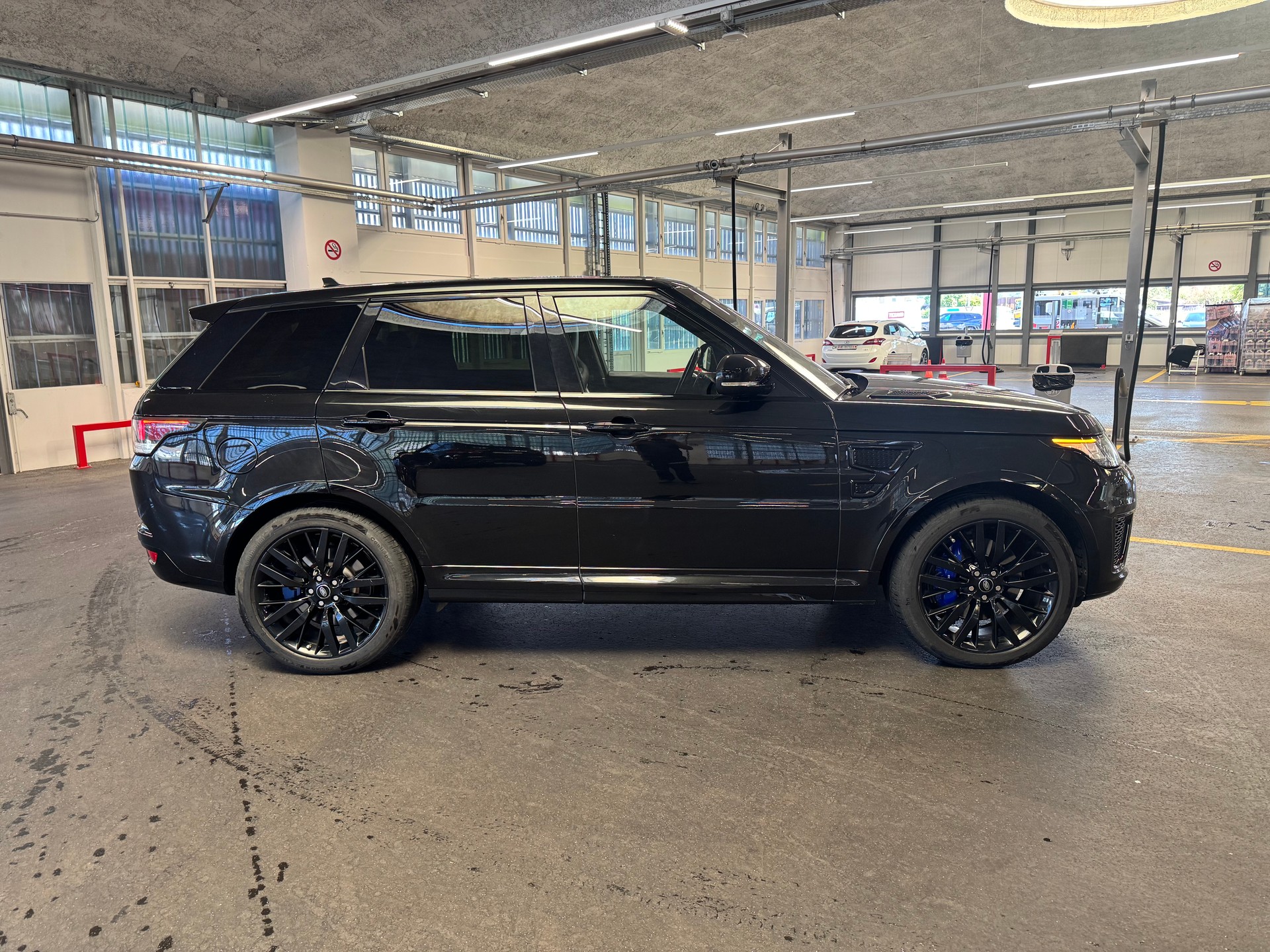 LAND ROVER 5.0 V8 SC SVR-image-1