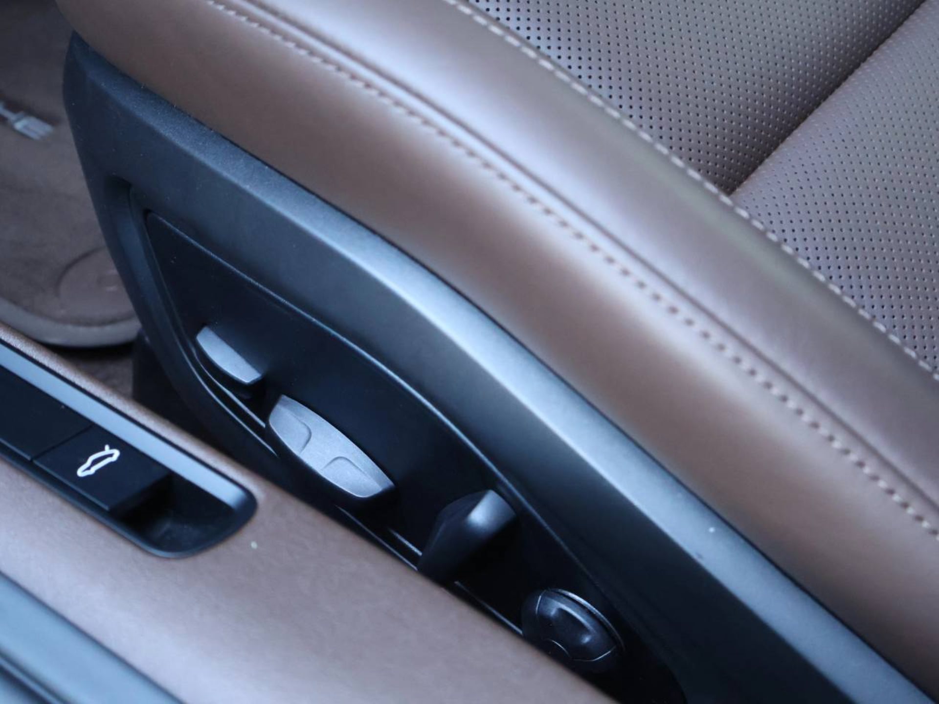 PORSCHE 911 Carrera S-image-31