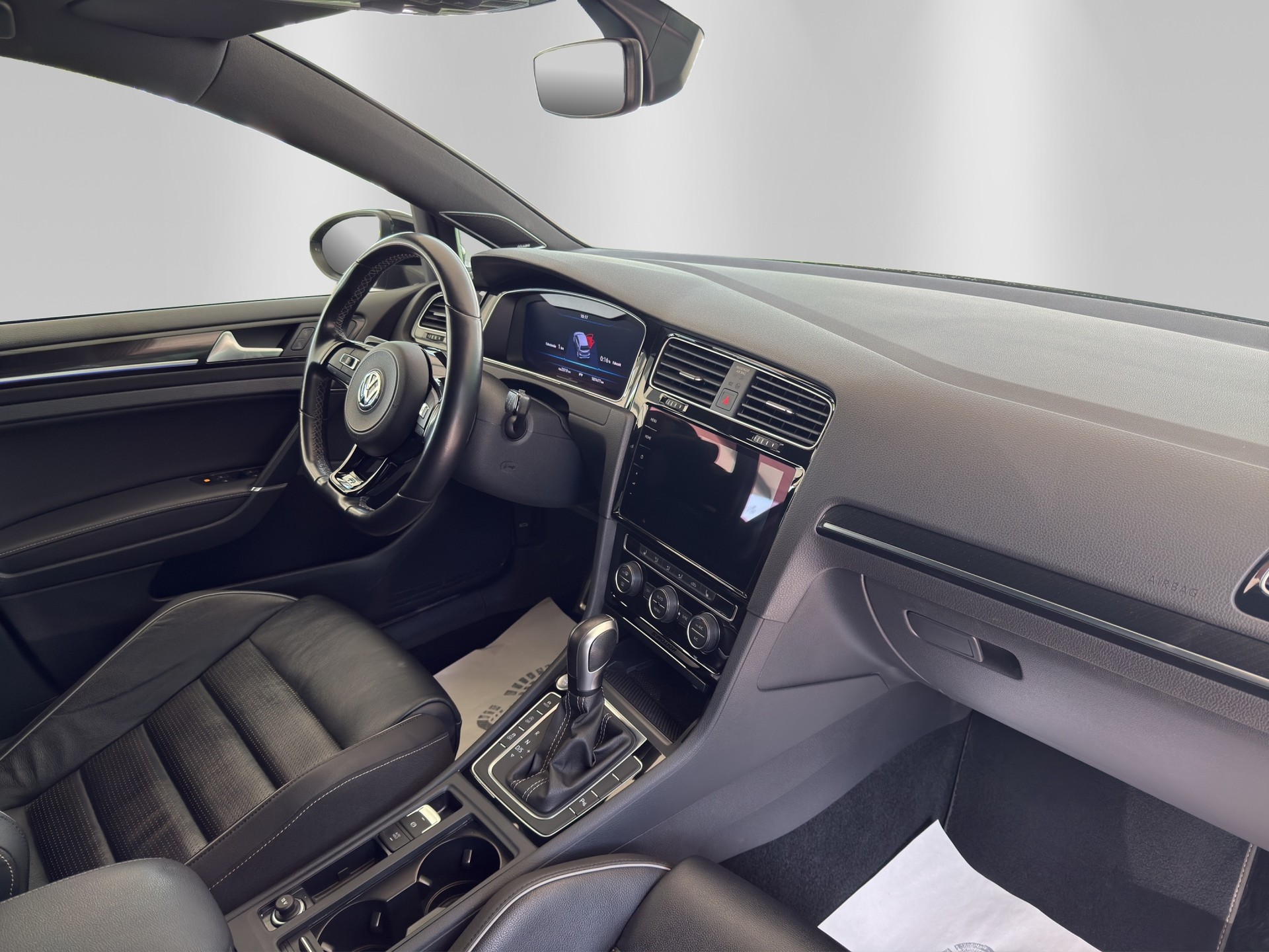VW Golf 2.0 TSI R 4Motion DSG-image-11