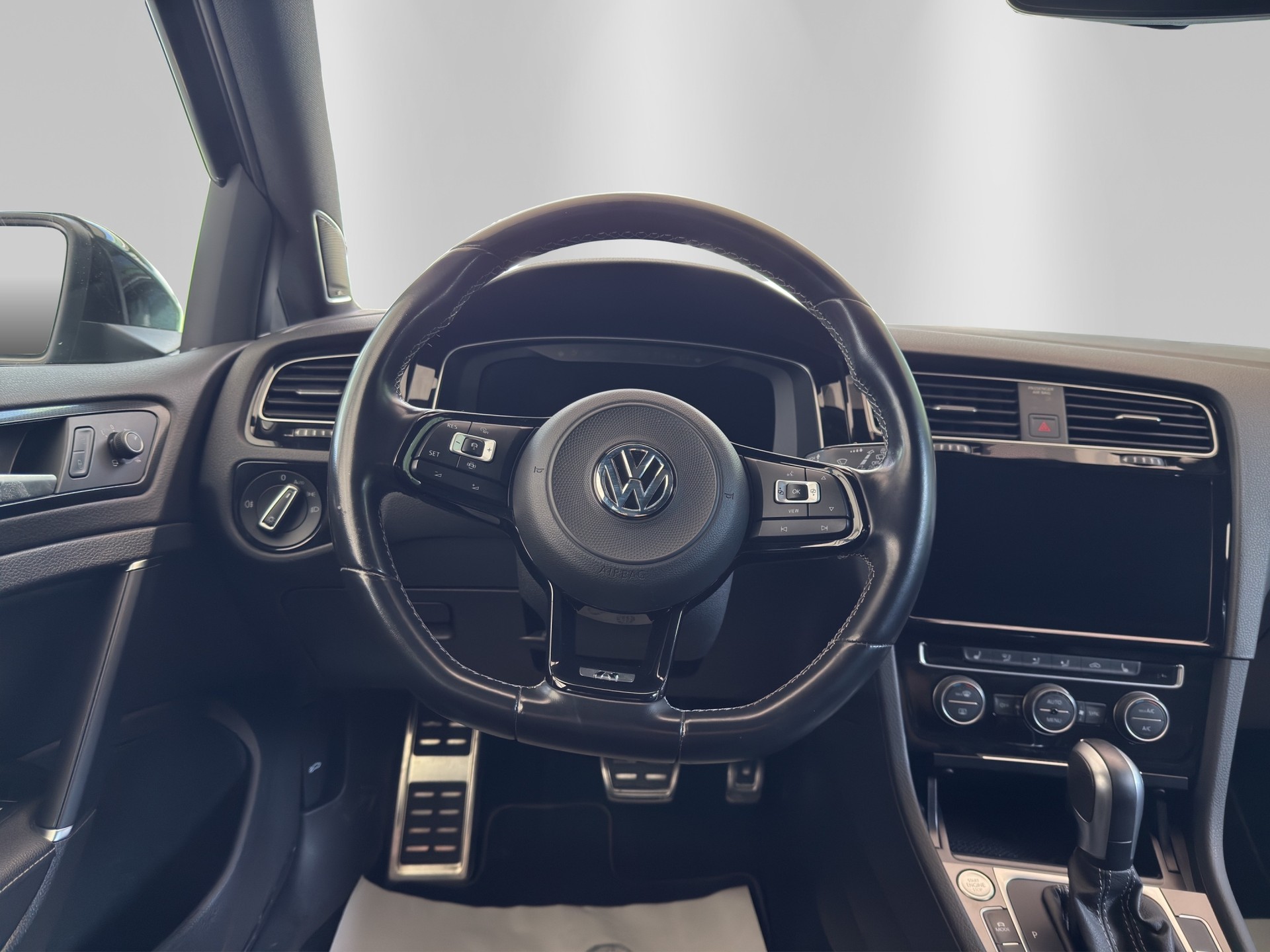 VW Golf 2.0 TSI R 4Motion DSG-image-9