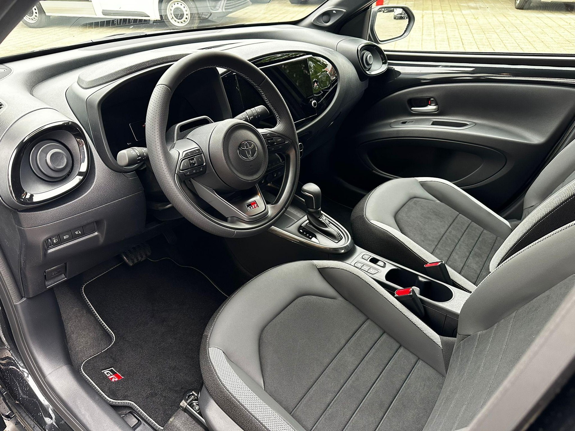 TOYOTA Aygo X 1.5 VVT-i HSD GR Sport-image-7