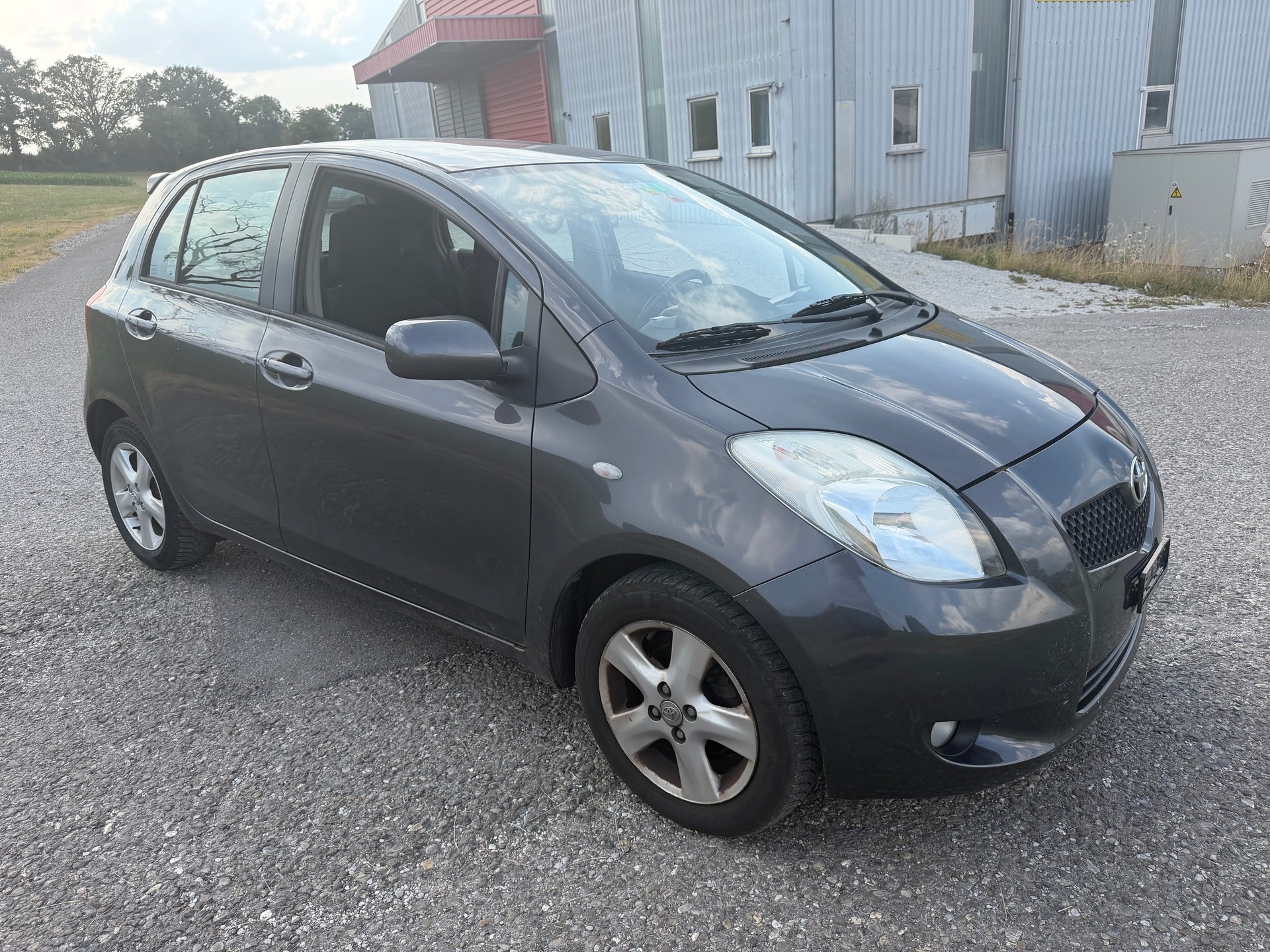 TOYOTA Yaris 1.3 Chic-image-1