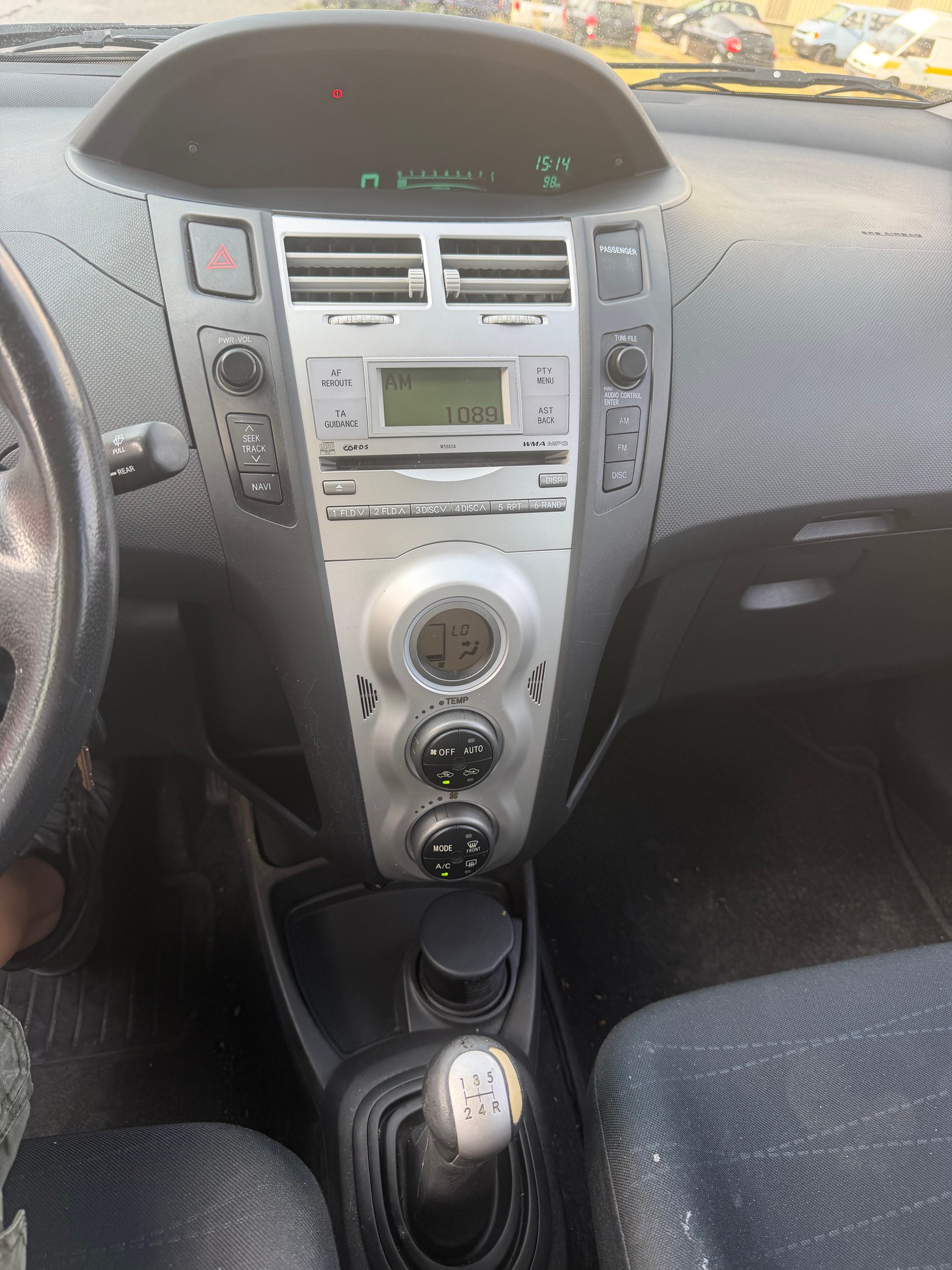 TOYOTA Yaris 1.3 Chic-image-6