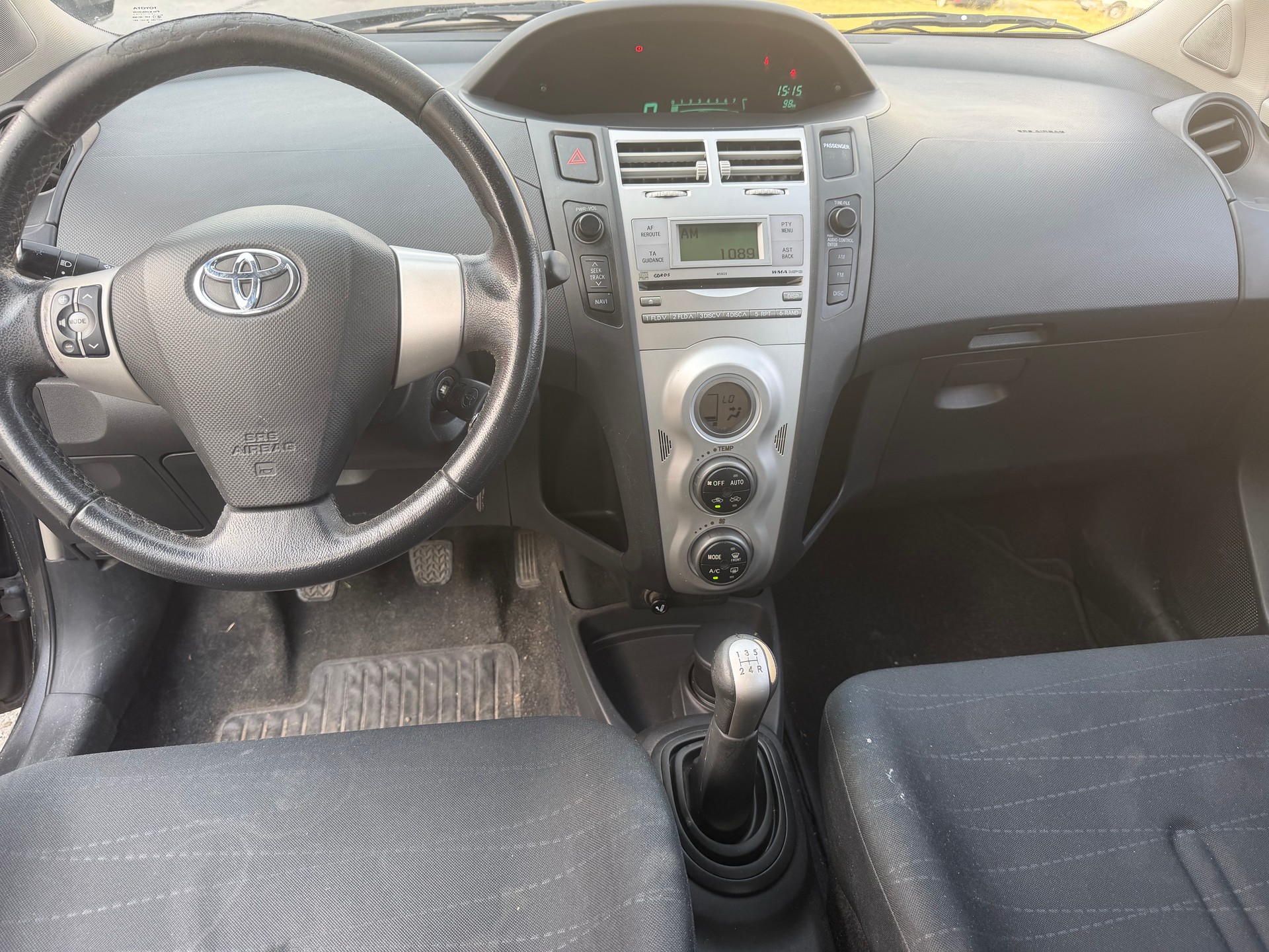 TOYOTA Yaris 1.3 Chic-image-5
