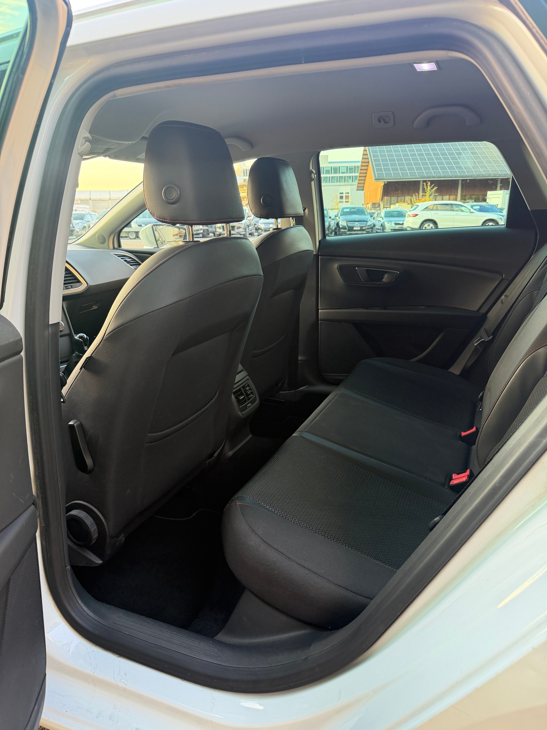 SEAT Leon ST 2.0 TDI FR-image-14
