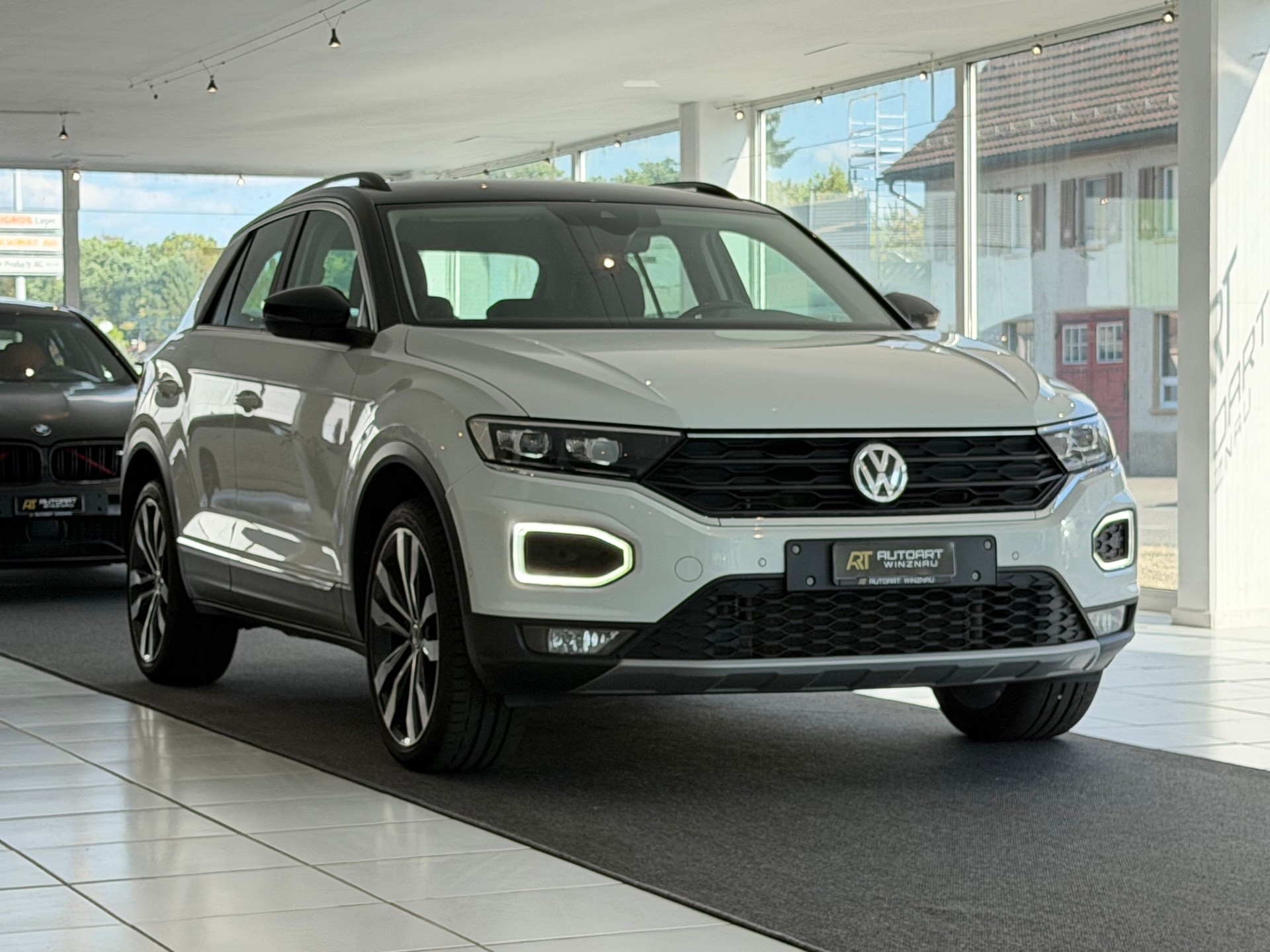 VW T-Roc 2.0 TSI Advance DSG 4Motion **ab MFK & Service**-showroom-element-2