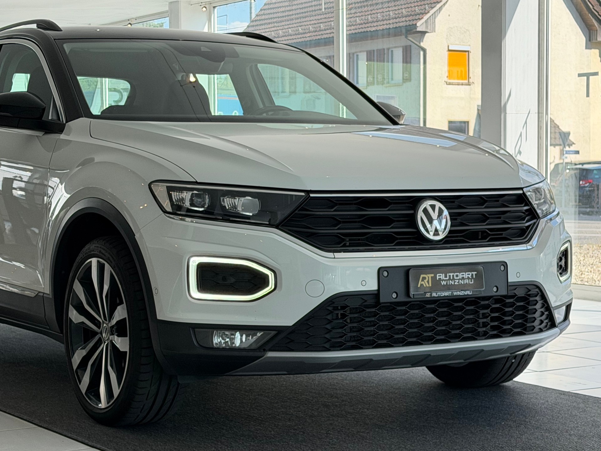 VW T-Roc 2.0 TSI Advance DSG 4Motion **ab MFK & Service**-showroom-element-3