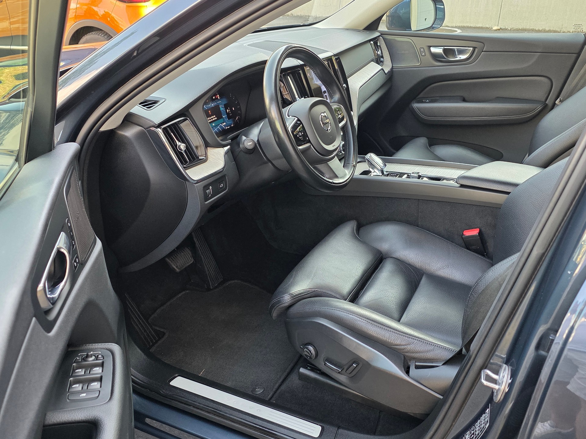 VOLVO XC60 B5 Diesel Mild Hybrid AWD Inscription Geartronic-image-10