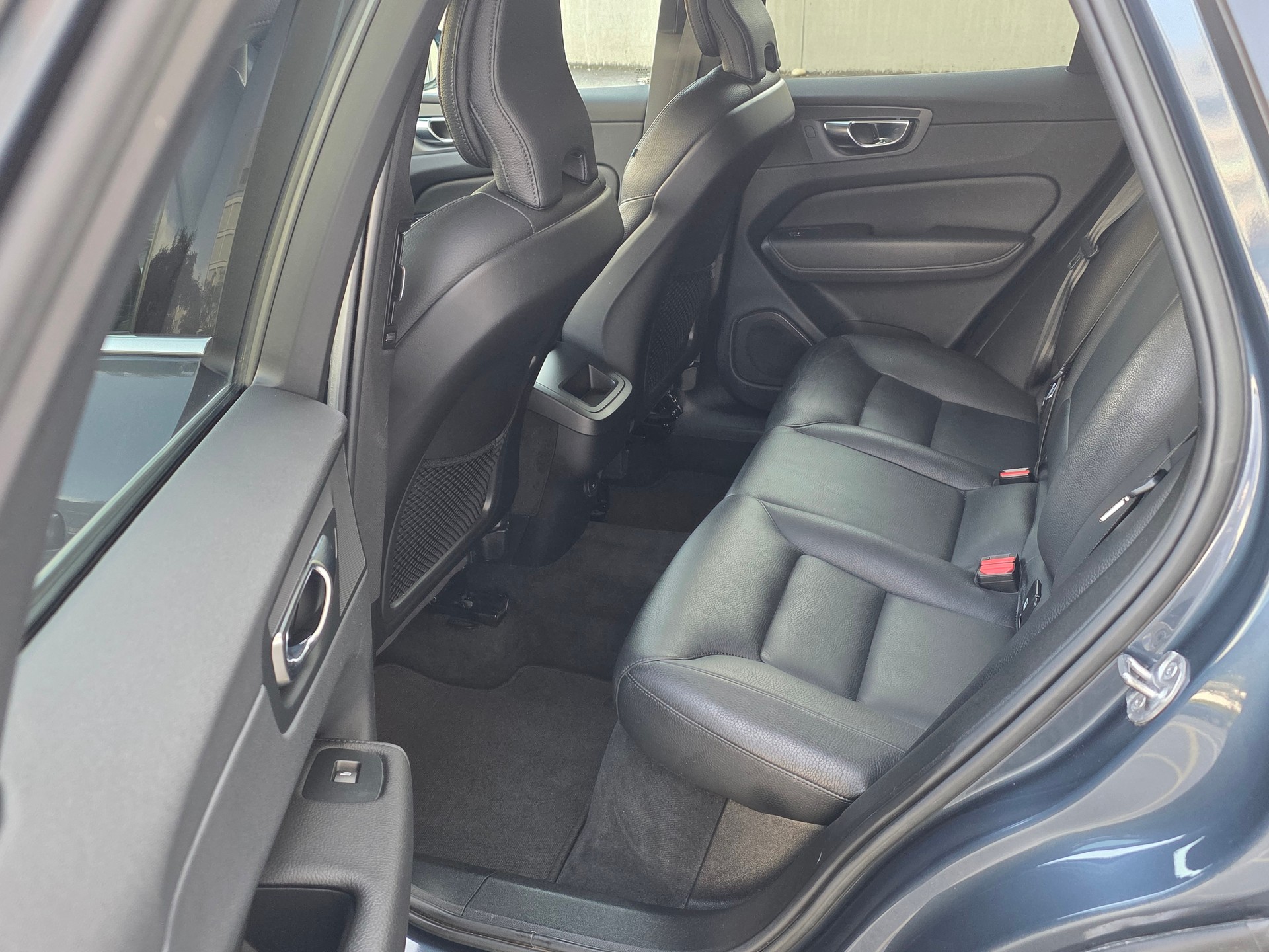 VOLVO XC60 B5 Diesel Mild Hybrid AWD Inscription Geartronic-image-13
