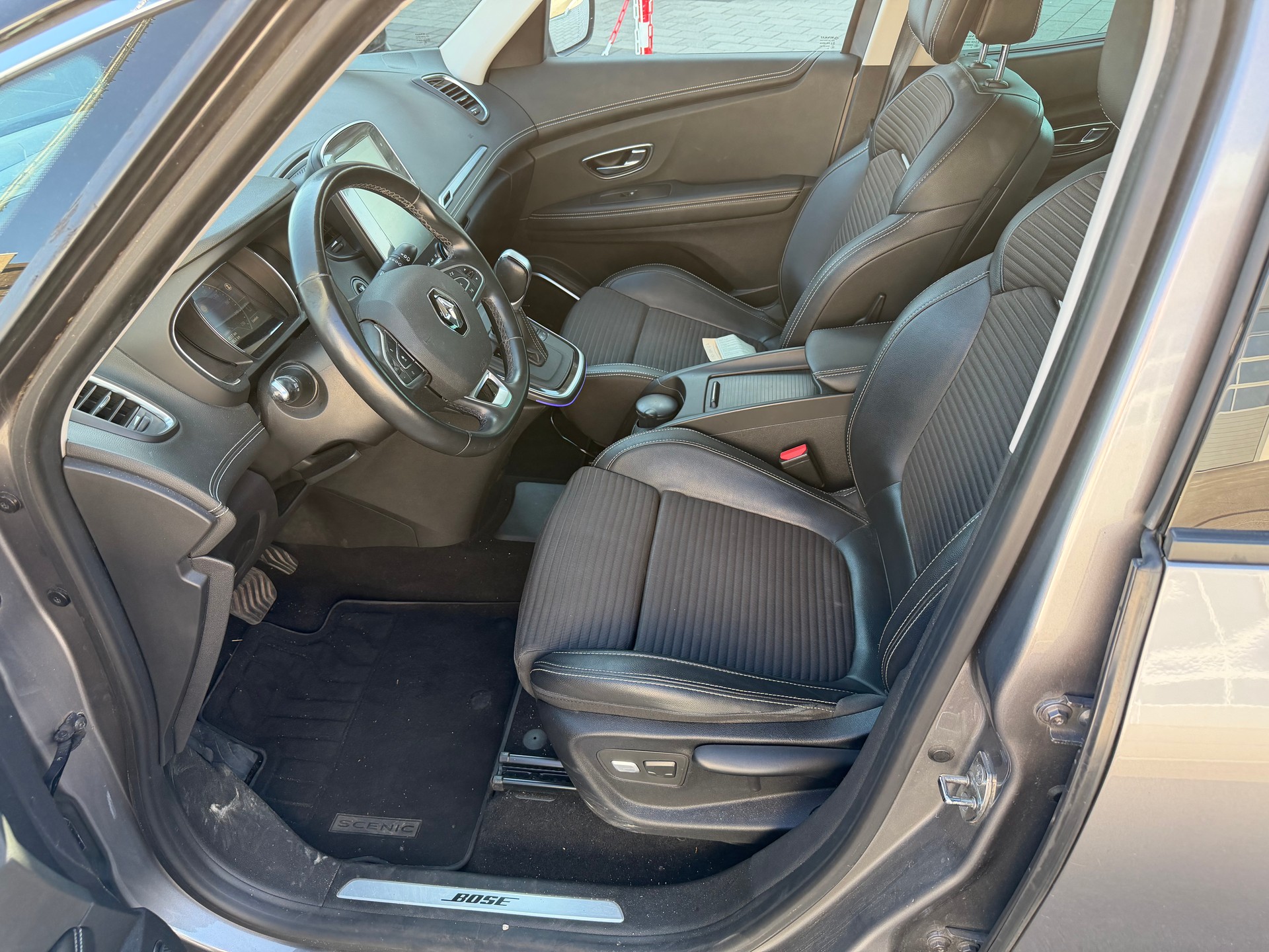 RENAULT Grand Scénic 1.6 dCi Initiale Paris EDC-image-11