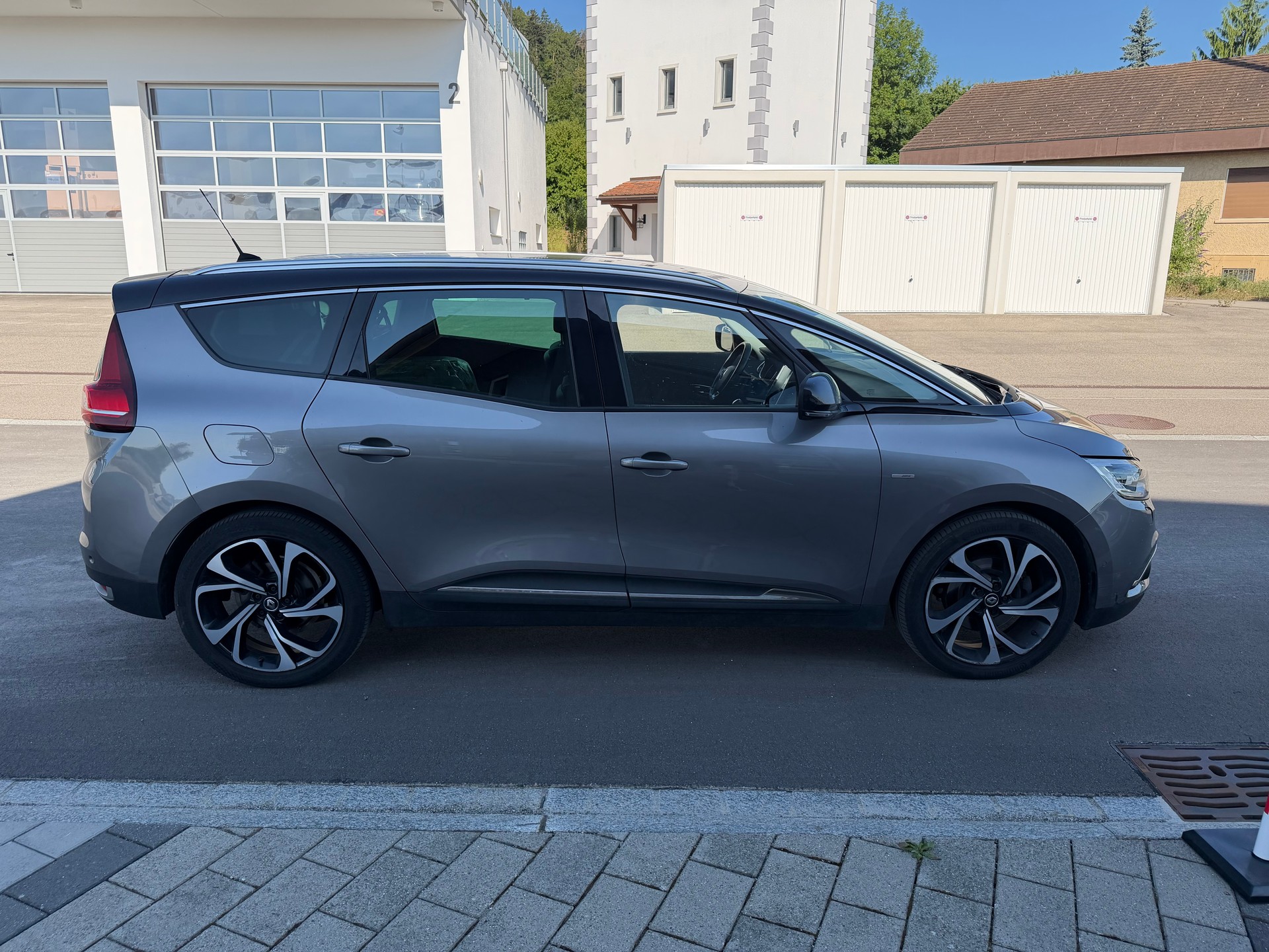 RENAULT Grand Scénic 1.6 dCi Initiale Paris EDC-image-3