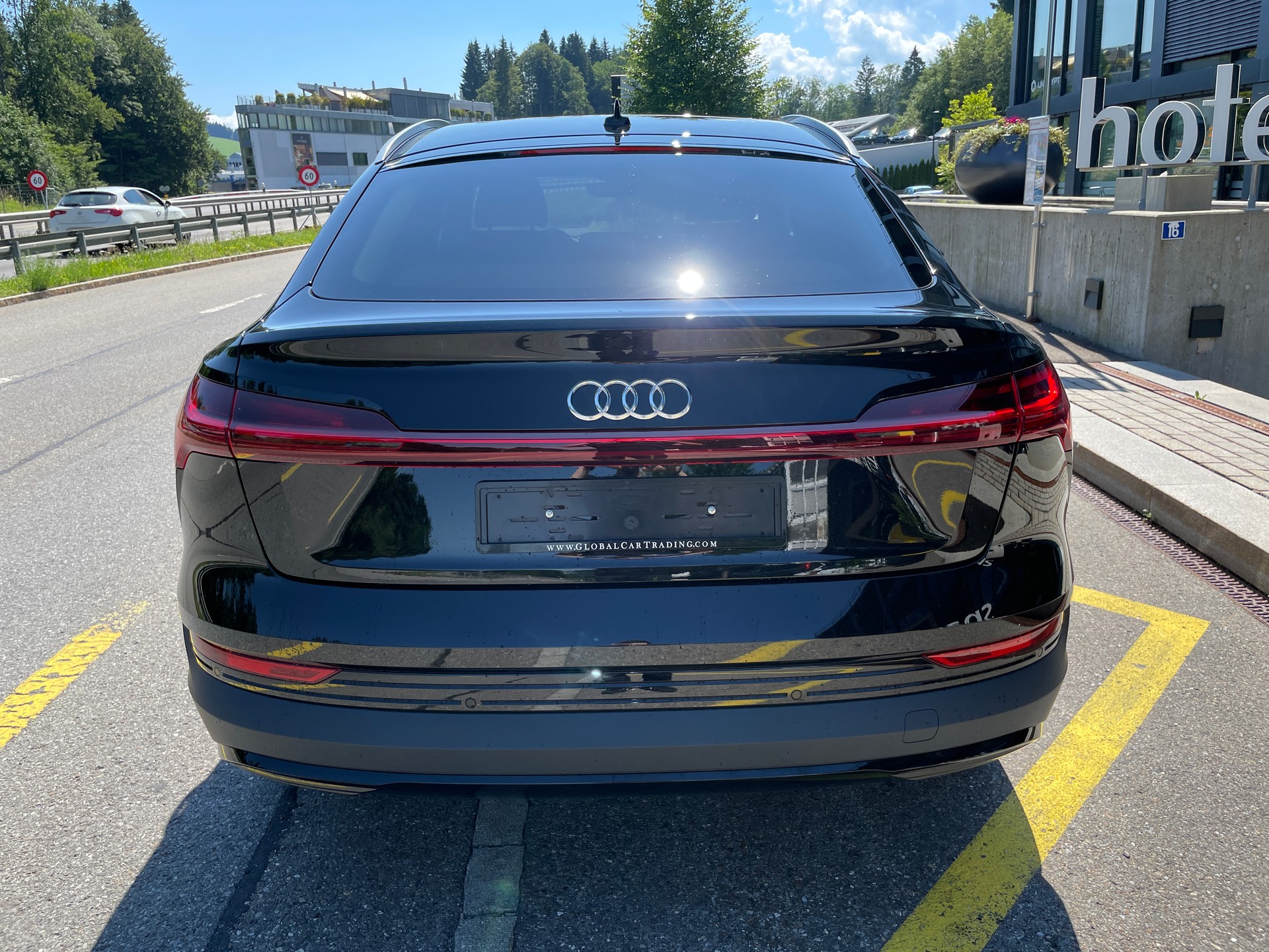 AUDI e-tron 50 Sportback quattro-image-5
