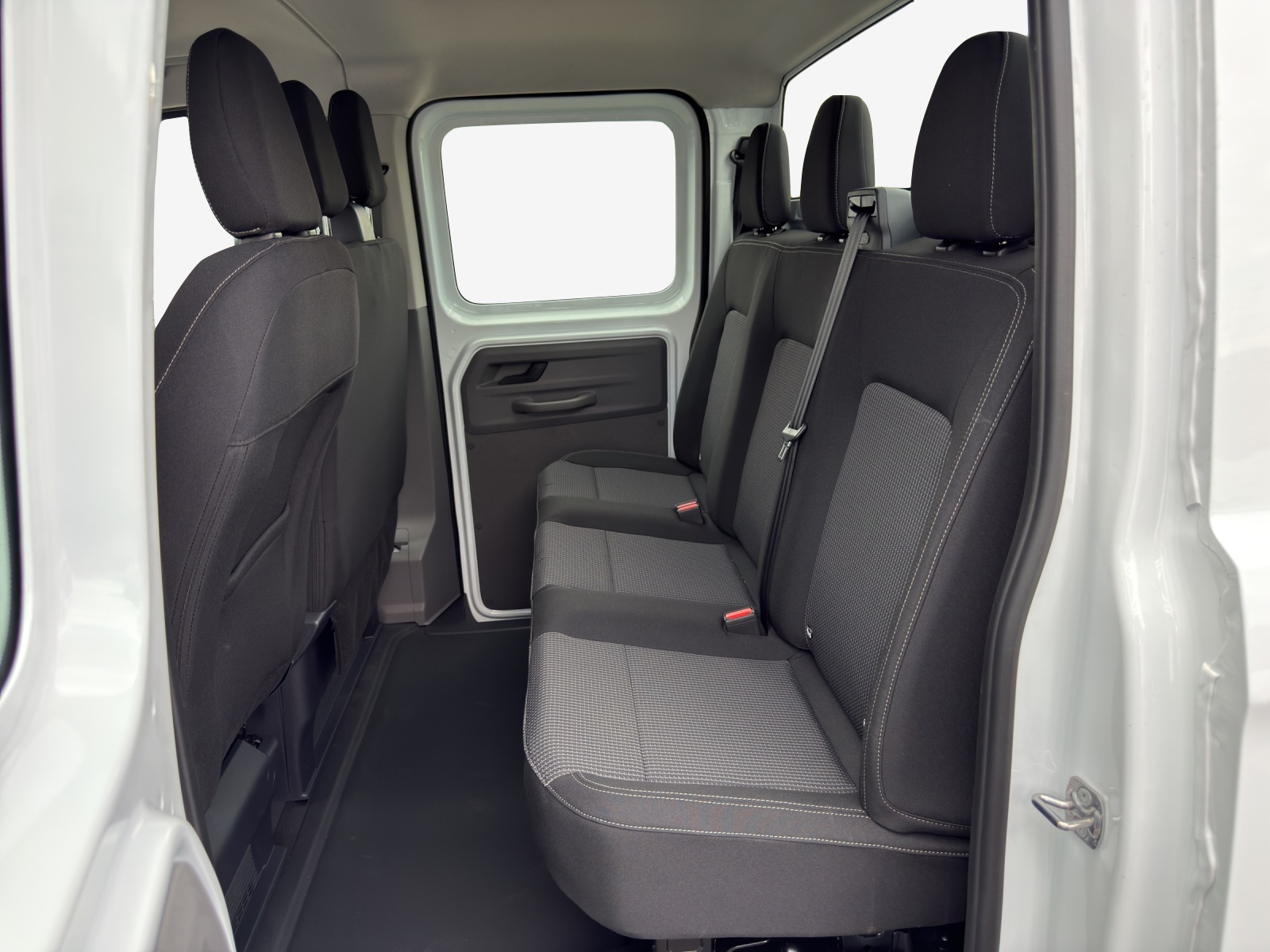 VW Transporter 2.0 TDI-image-4