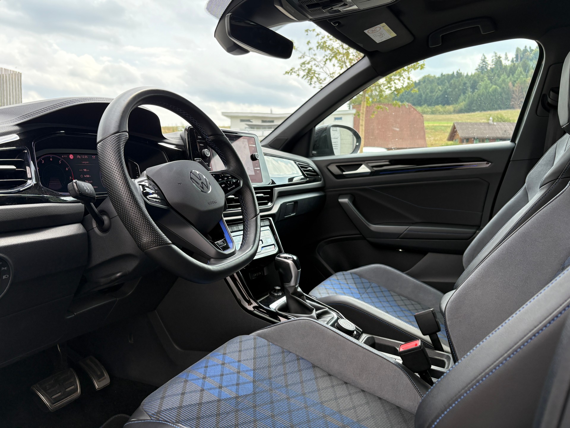 VW T-Roc 2.0 TSI R DSG 4Motion-image-6
