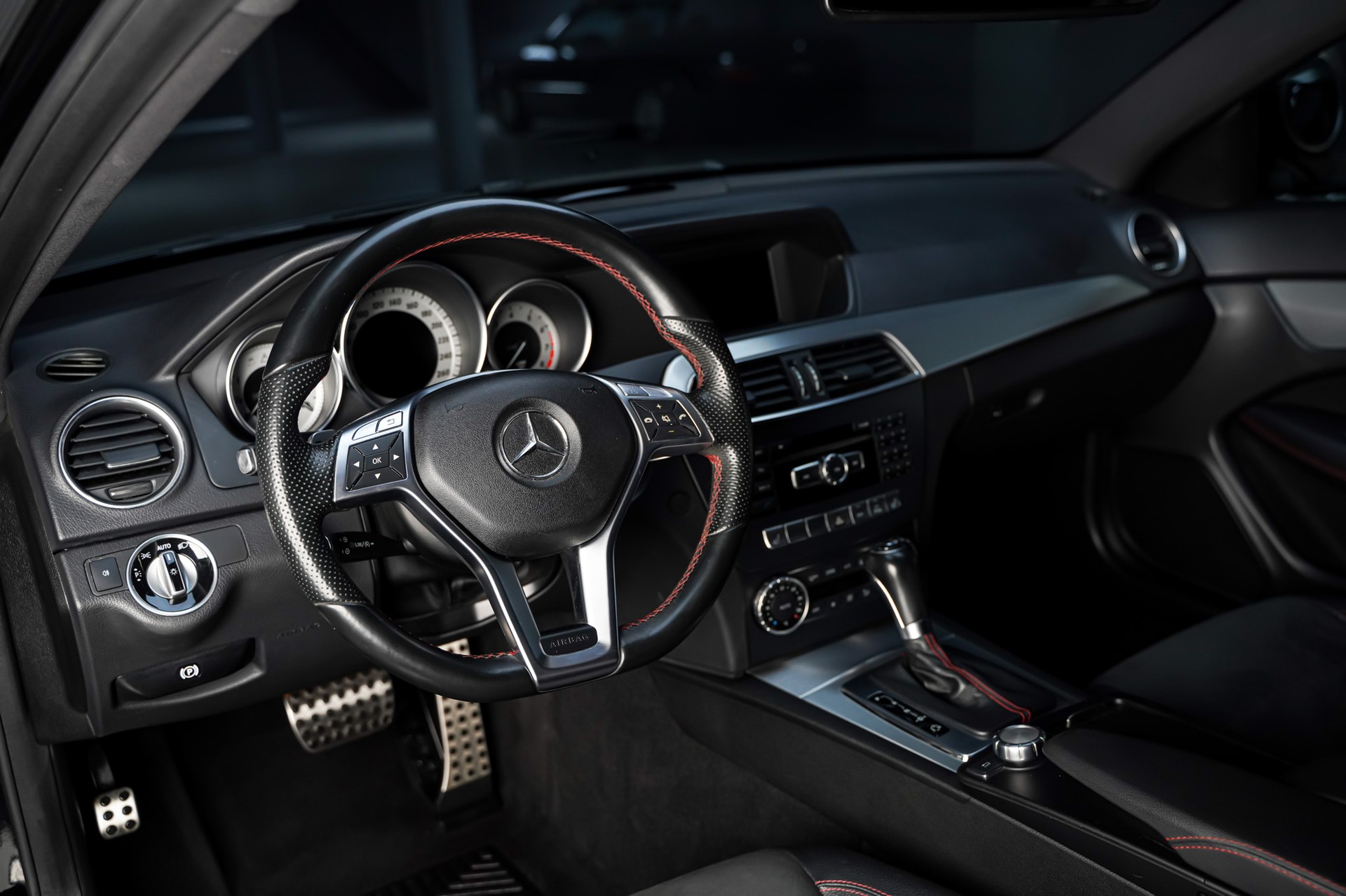 MERCEDES-BENZ C 180 Coupé AMG Line 7G-Tronic-image-10