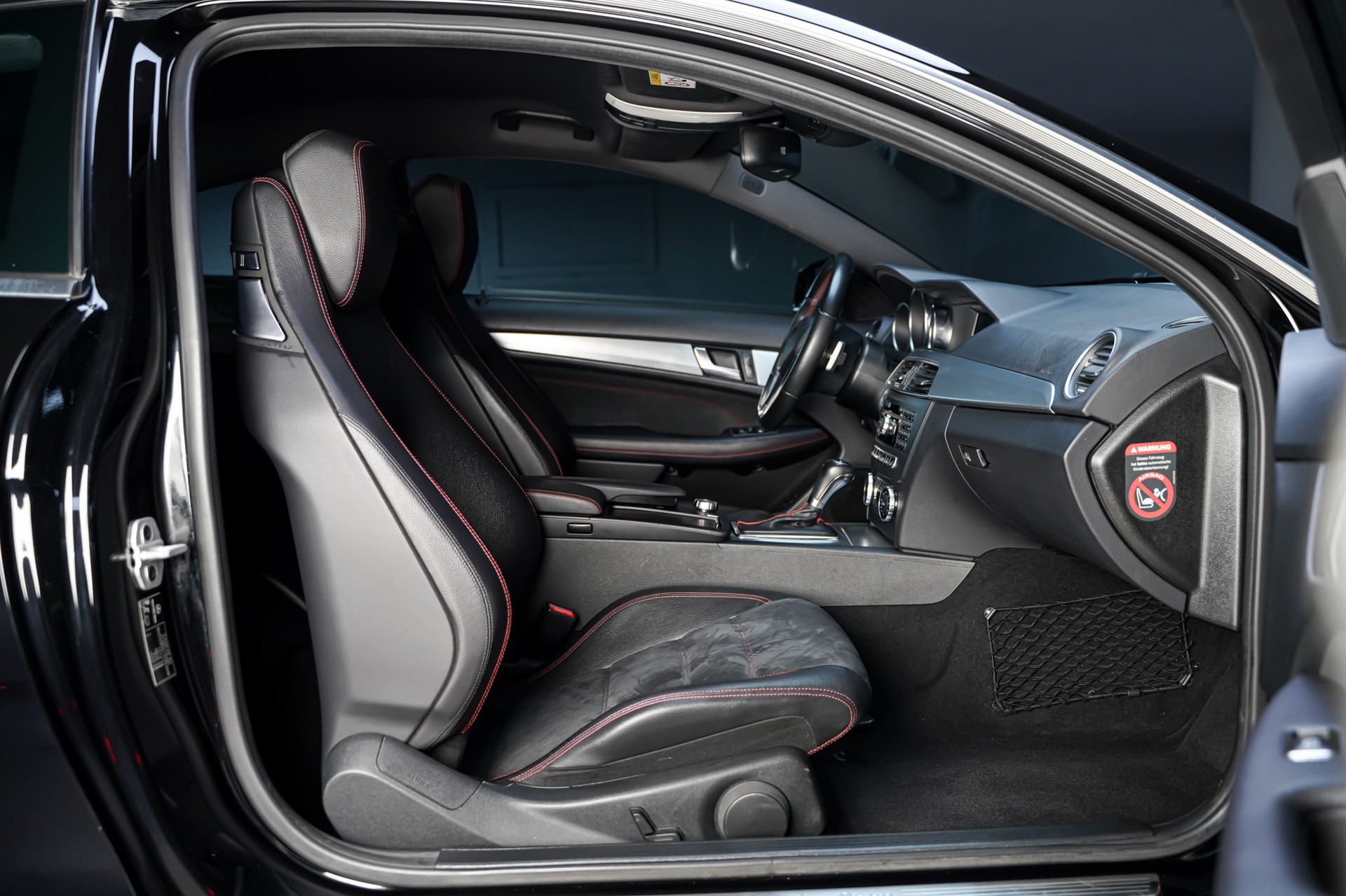 MERCEDES-BENZ C 180 Coupé AMG Line 7G-Tronic-image-15
