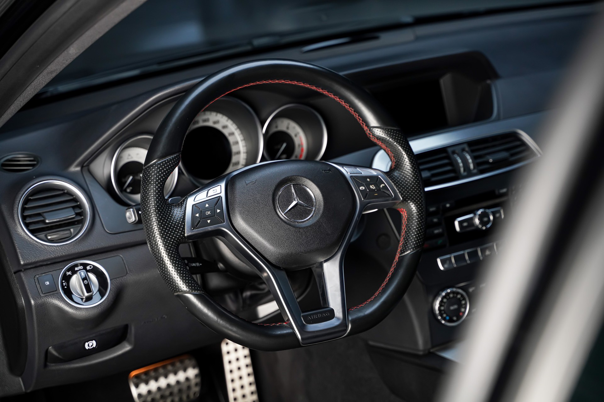MERCEDES-BENZ C 180 Coupé AMG Line 7G-Tronic-image-9