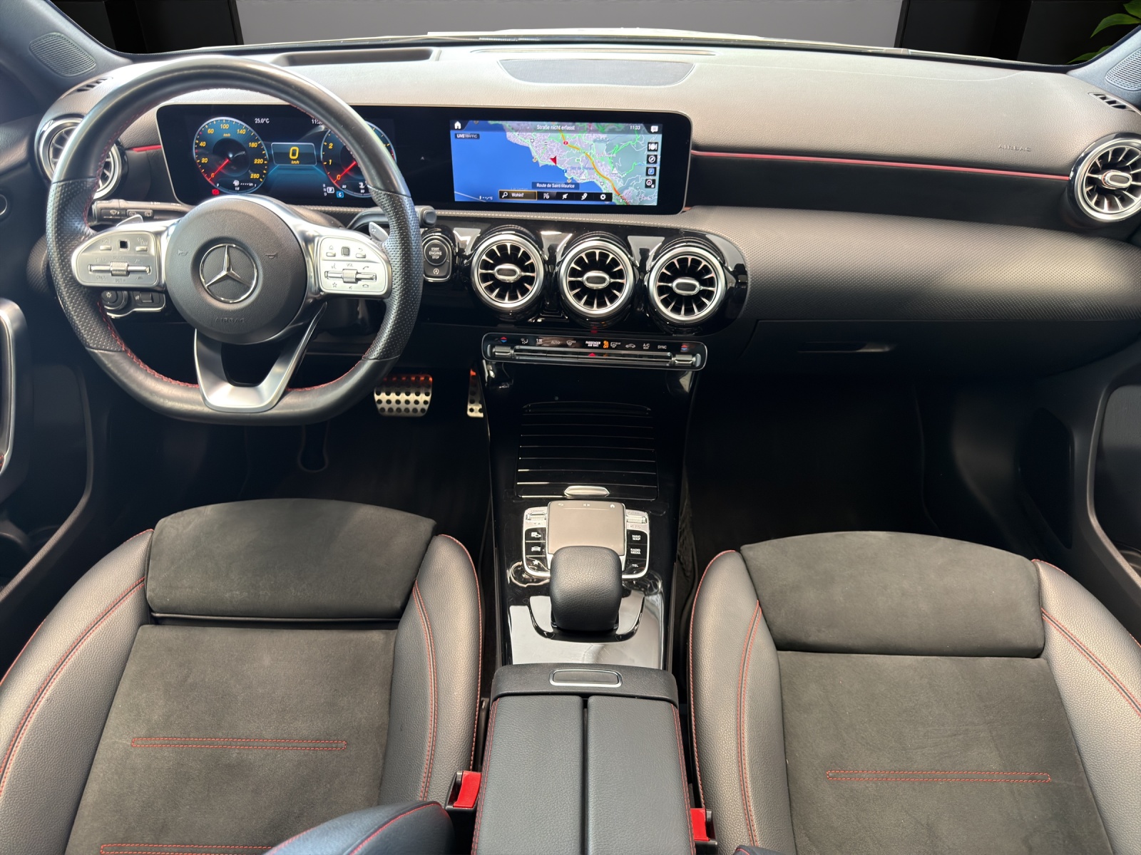 MERCEDES-BENZ A 220 AMG Line 7G-DCT 4Matic-image-6