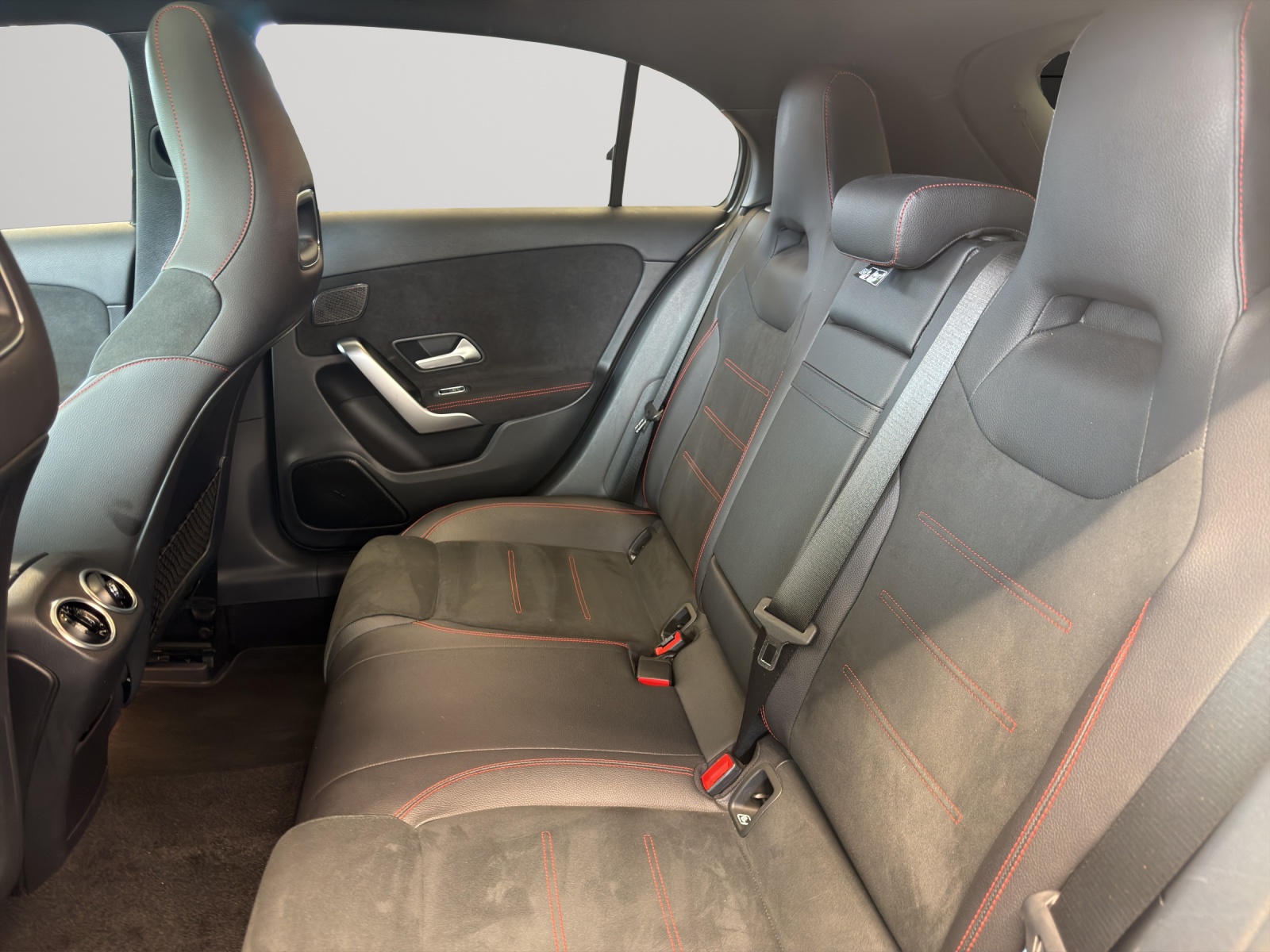 MERCEDES-BENZ A 220 AMG Line 7G-DCT 4Matic-image-13