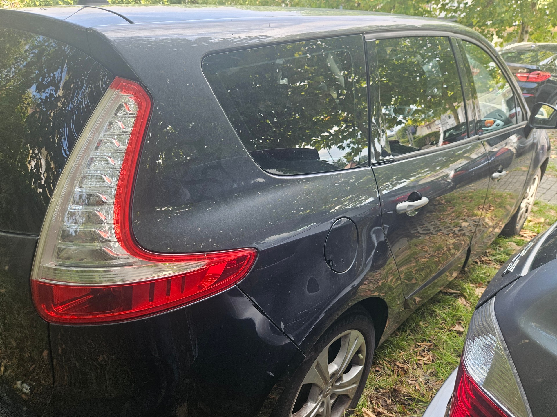 RENAULT Grand Scénic 1.9 dCi Dynamique-image-8