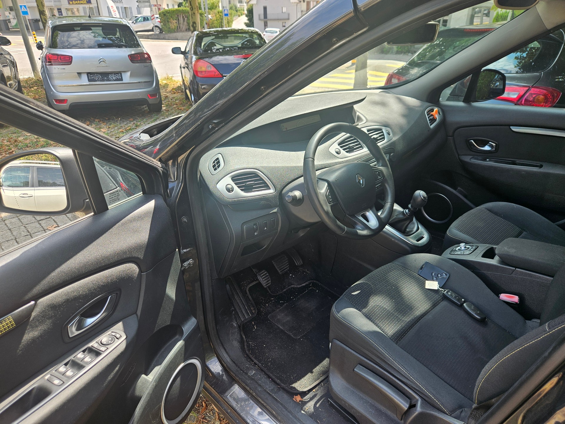 RENAULT Grand Scénic 1.9 dCi Dynamique-image-1
