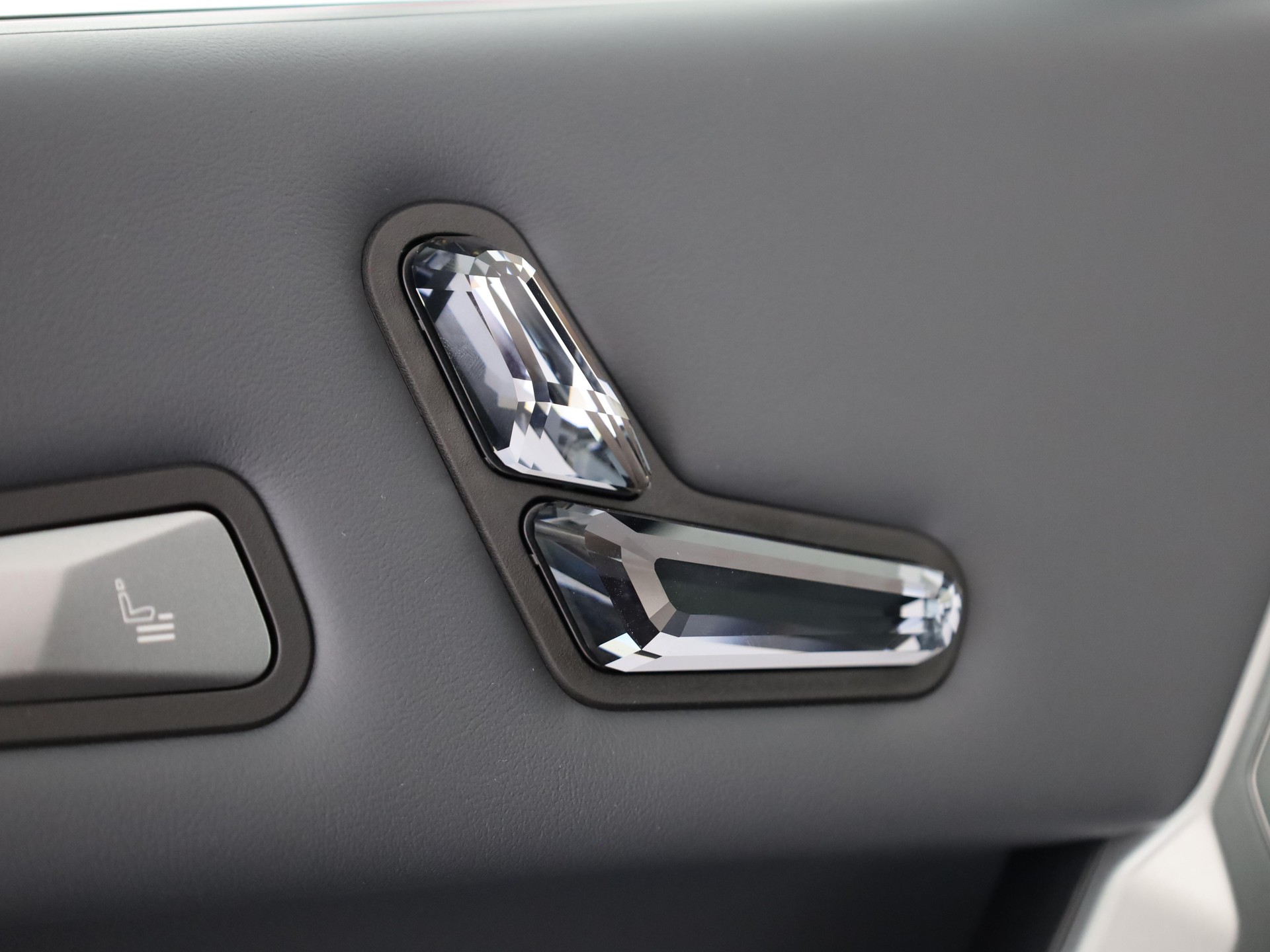 BMW iX xDrive60-image-12